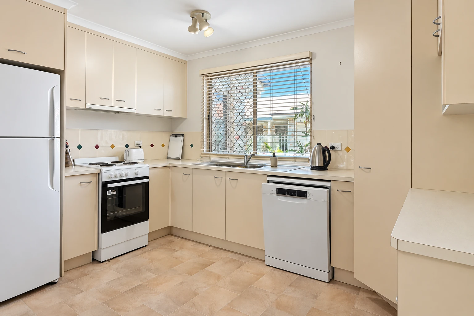 2/61 Dalton Street, Kippa-Ring, QLD 4021