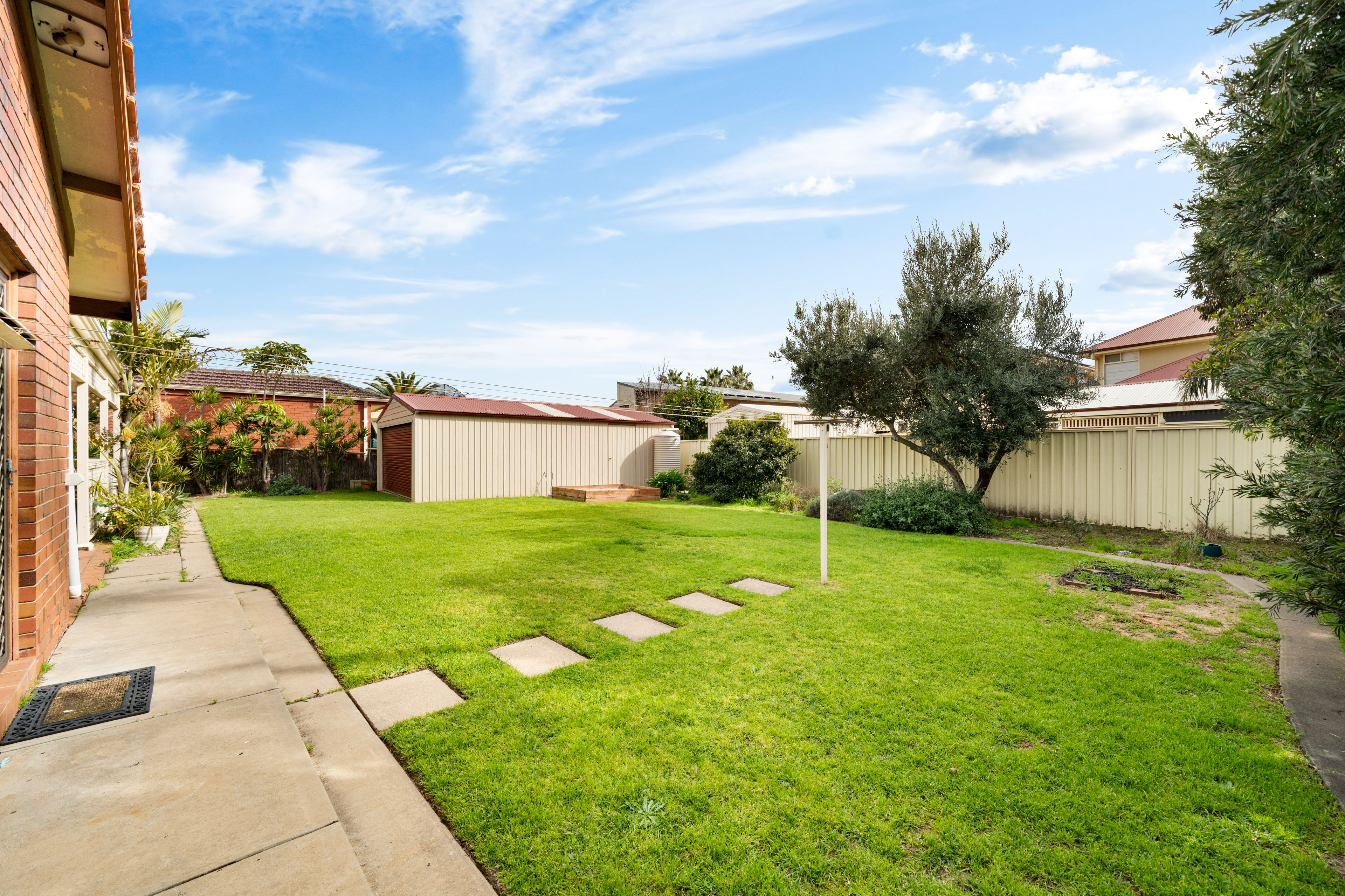 15 Hoylake Crescent — photo 17 of 22