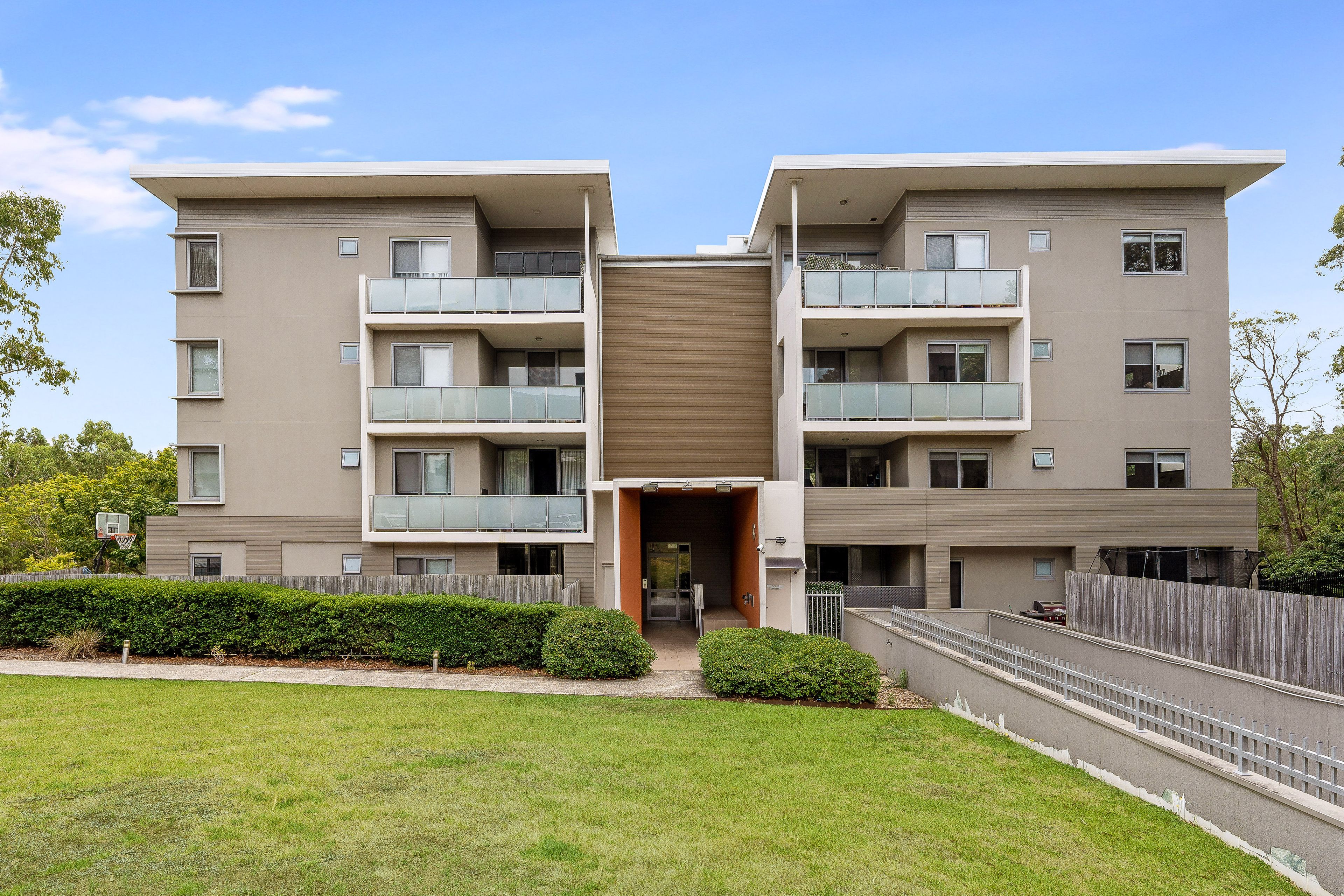 C303/2 Rowe Drive, Potts Hill, NSW 2143