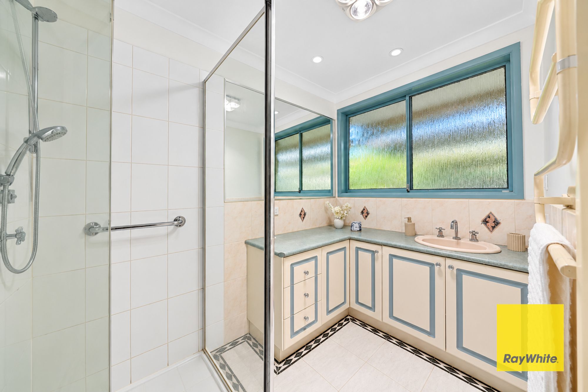 22 Strathmore Crescent — photo 7 of 20