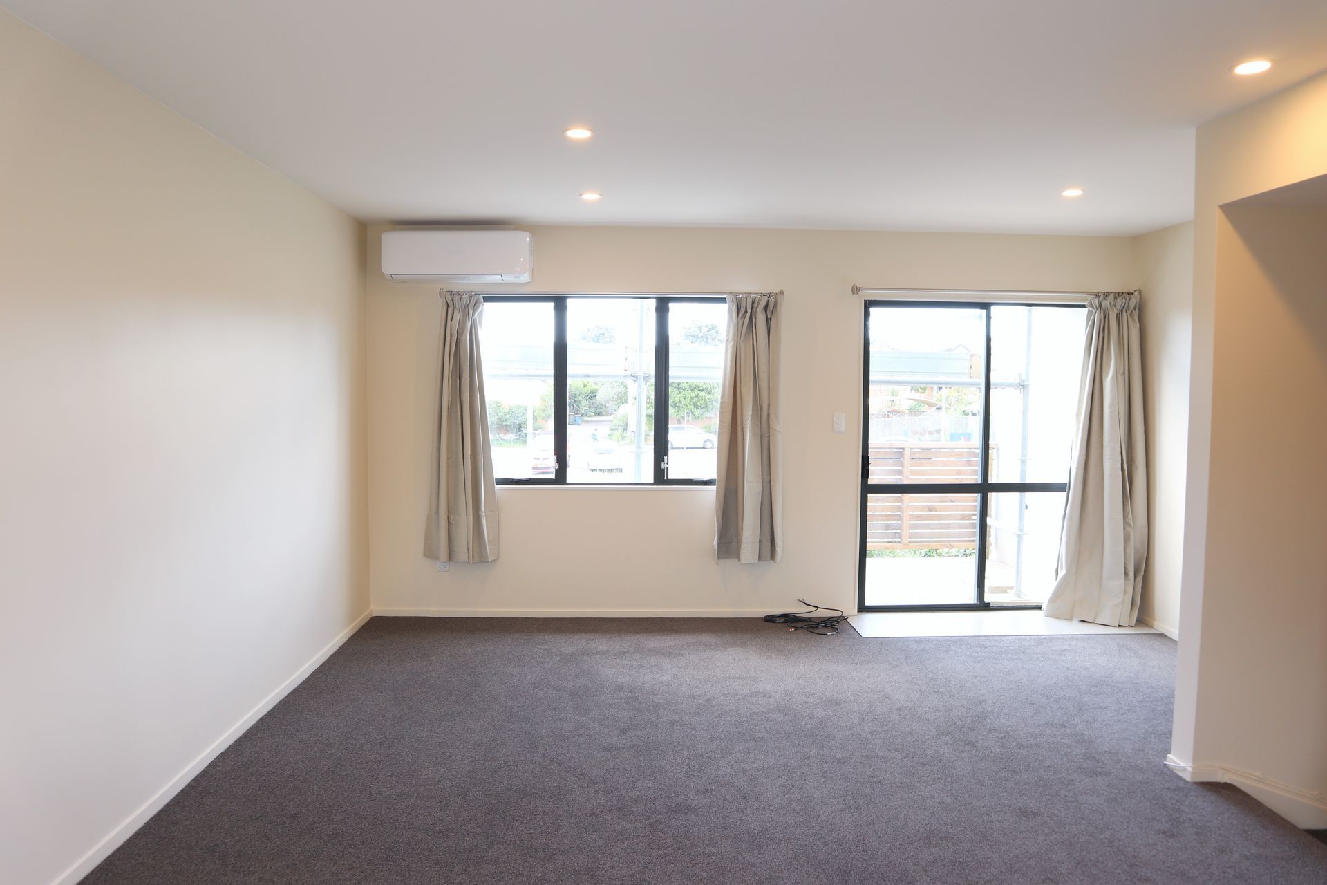 3  Level Apartment with balcony and private yard 4