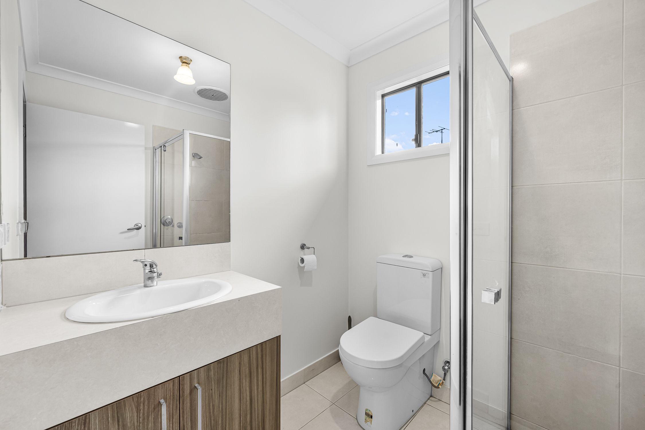 32 Eastbourne Crescent — photo 7 of 12