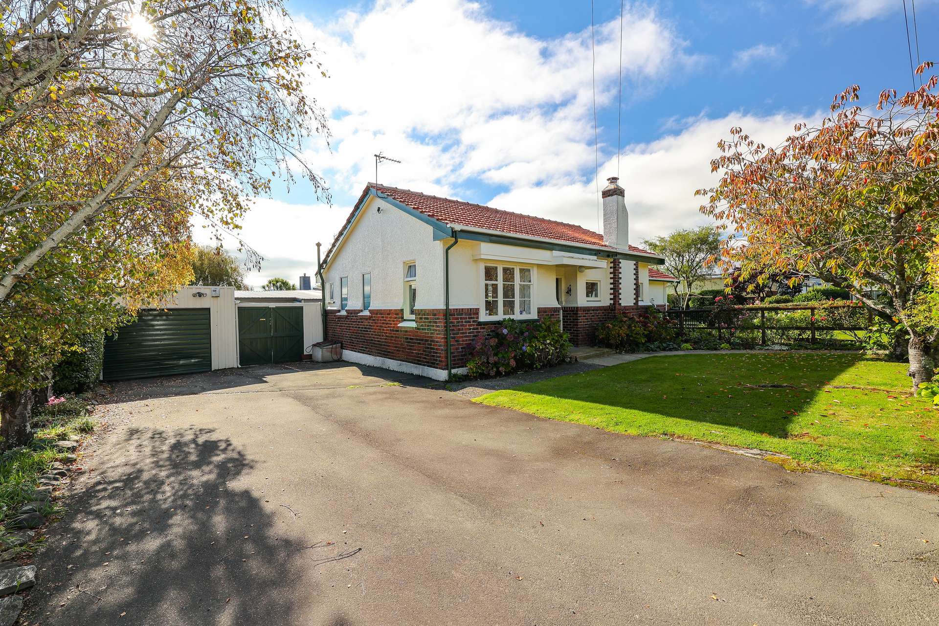235 Gladstone Road North photo 0
