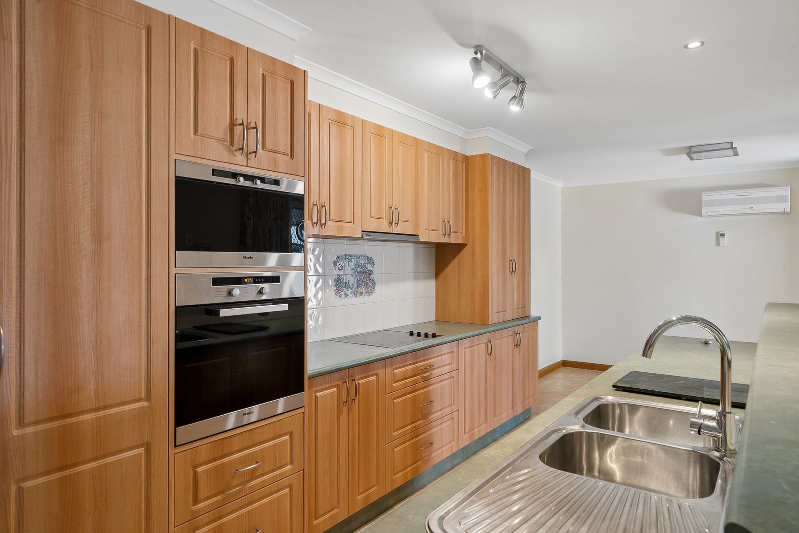 28 Barwon Street — photo 3 of 20