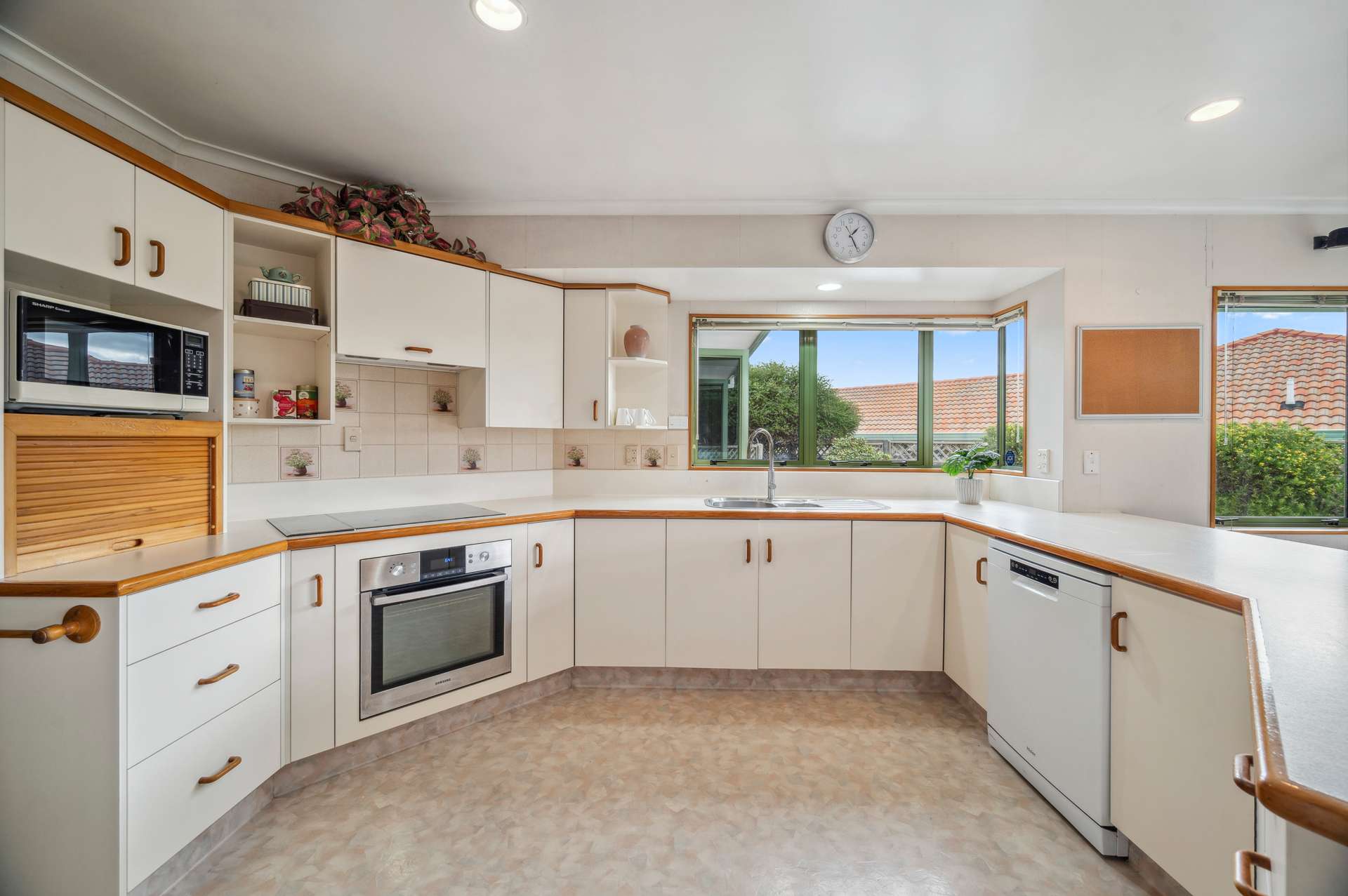 16 Kahurangi Drive photo 6
