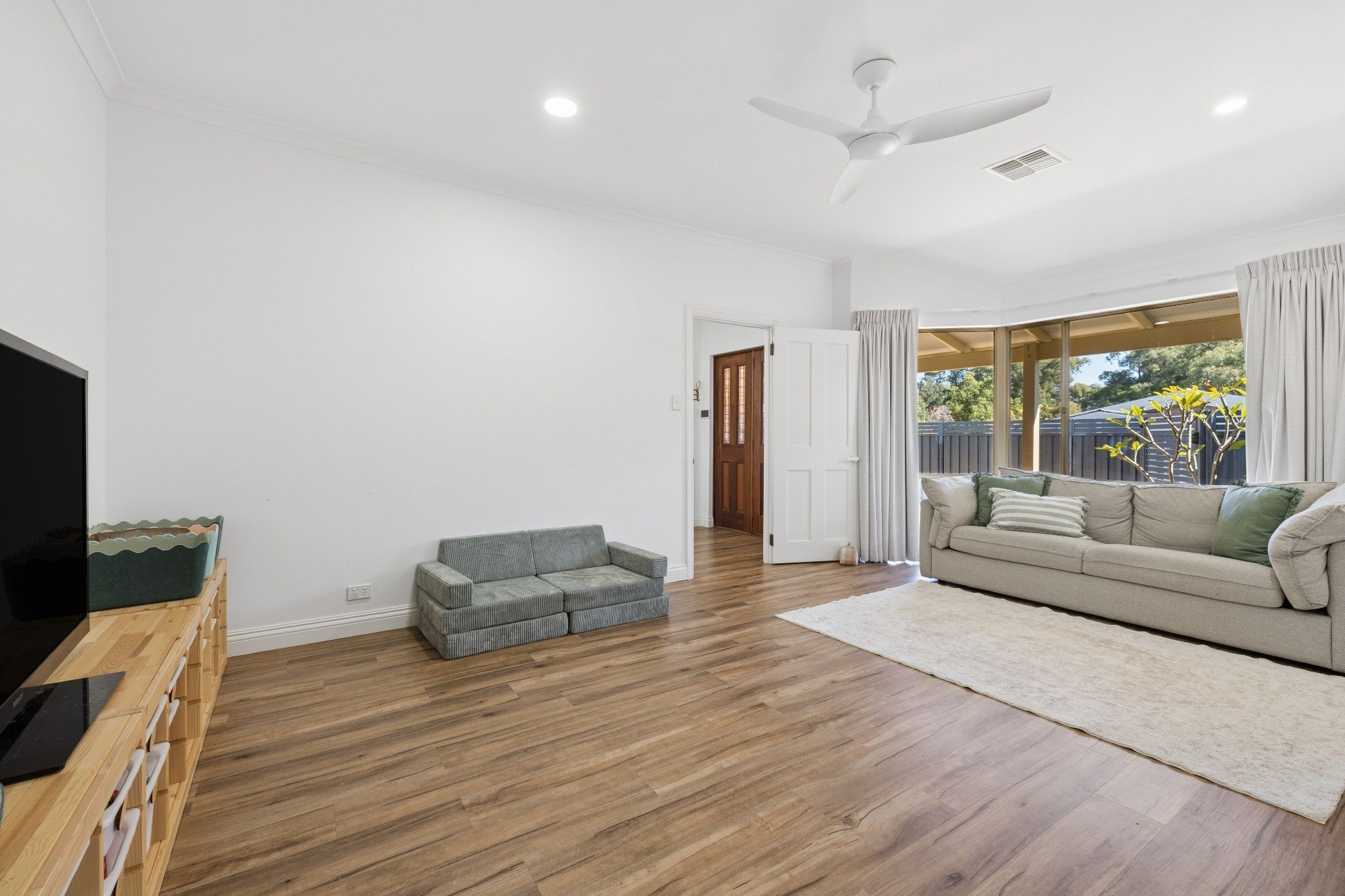 48A Bournemouth Crescent — photo 9 of 17