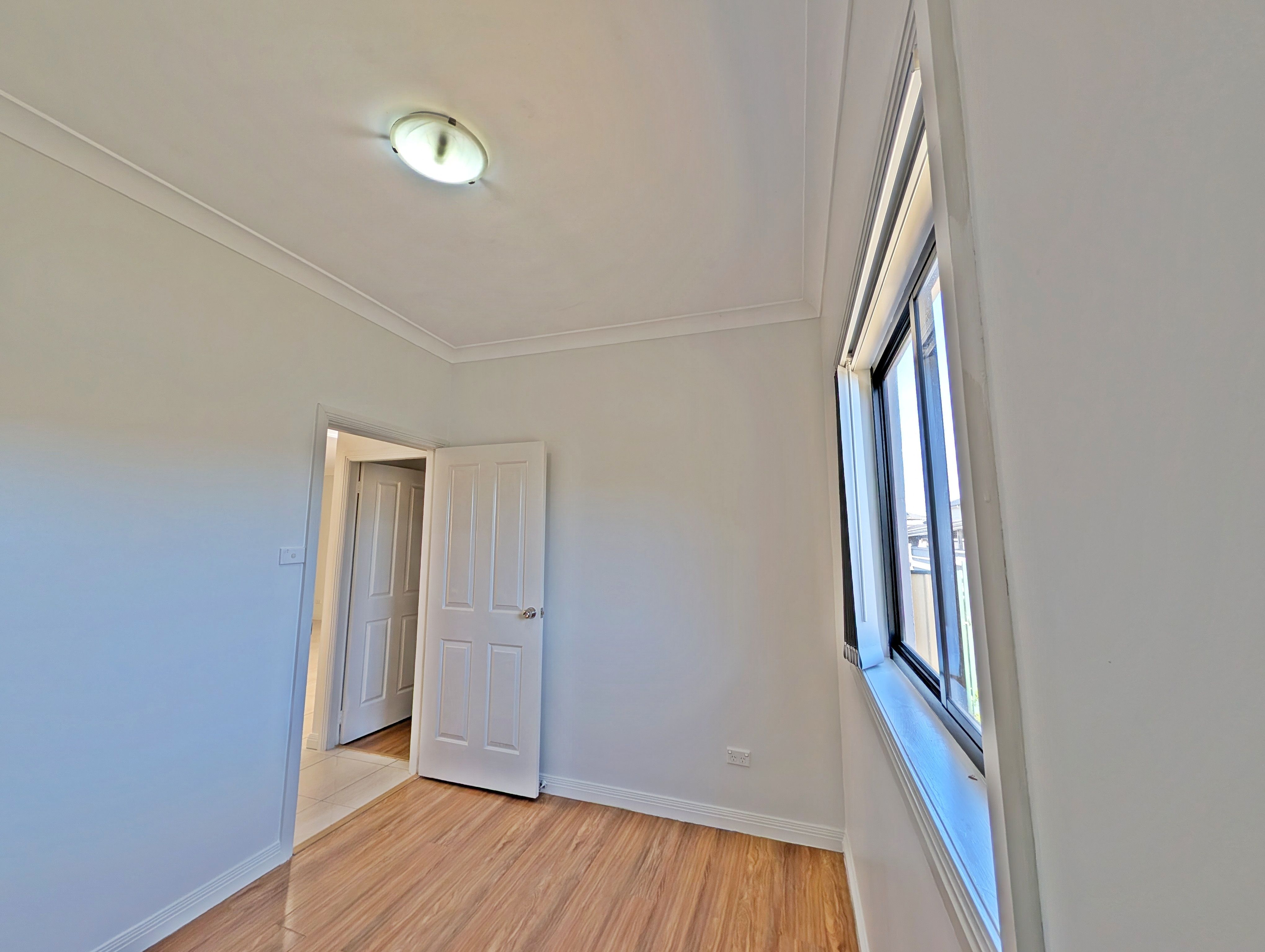 24 Sutherland Street — photo 4 of 13