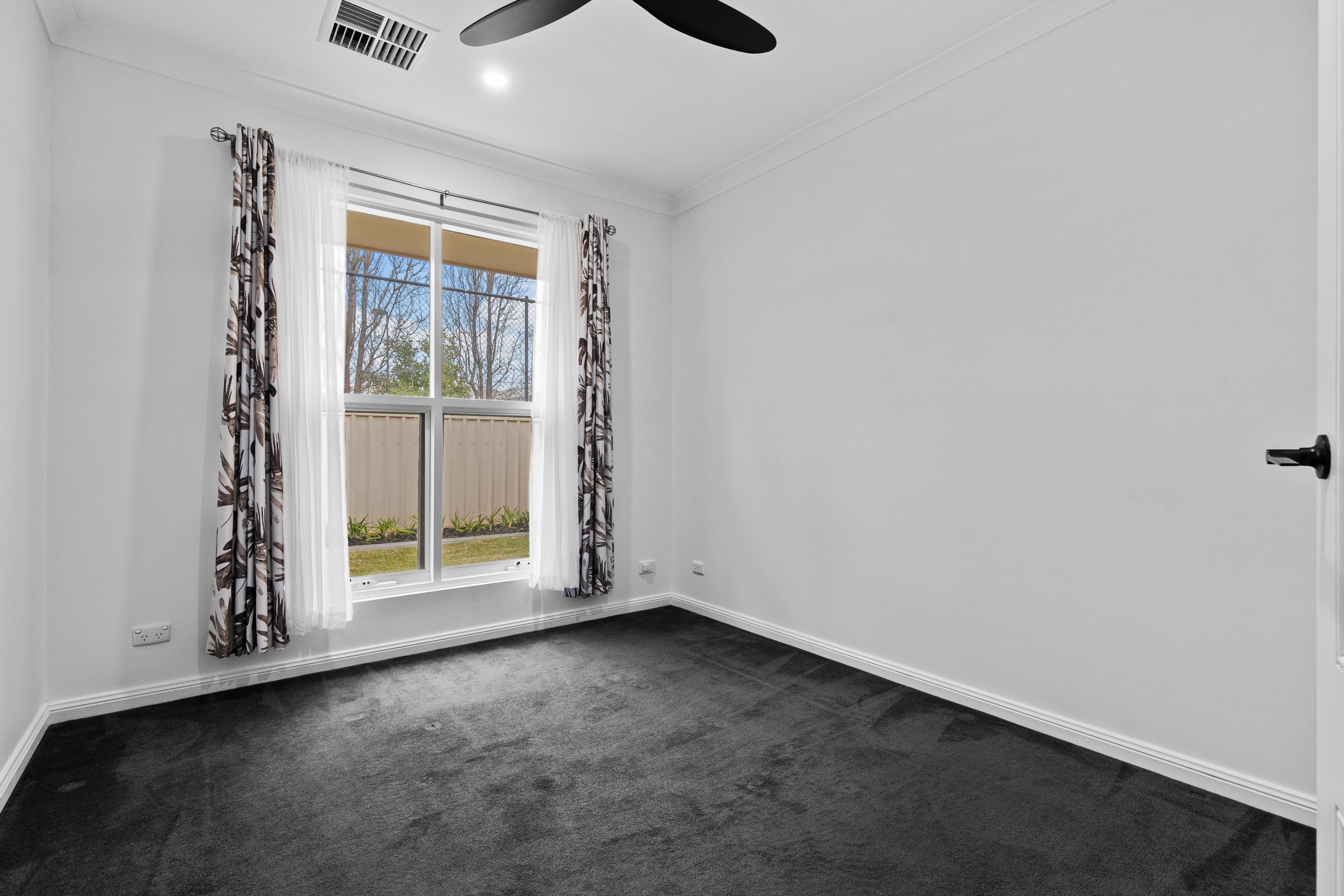 4/5 Henley Avenue — photo 9 of 13