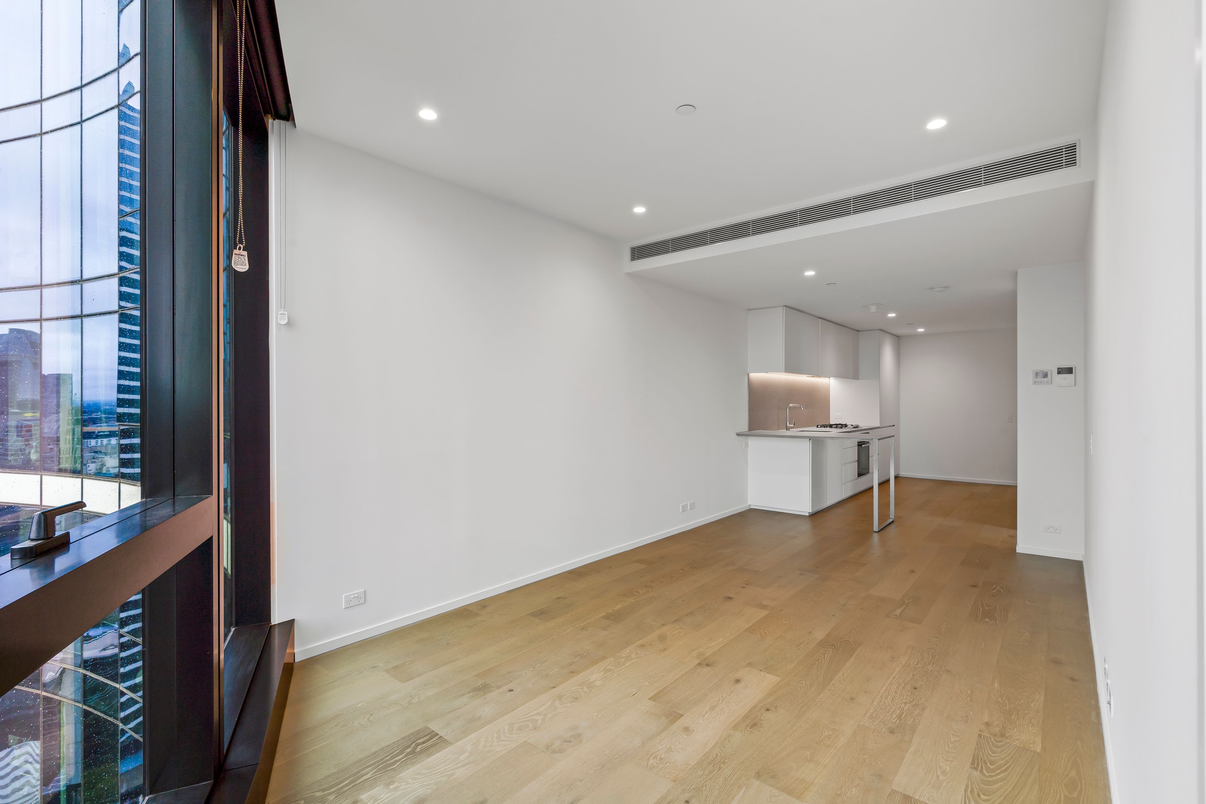 3518/70 Southbank Boulevard — photo 3 of 14