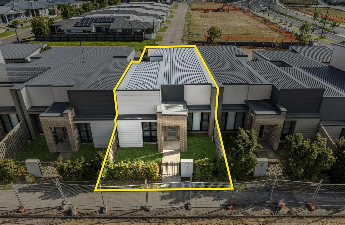 8 Torrens Parkway — photo 2 of 14