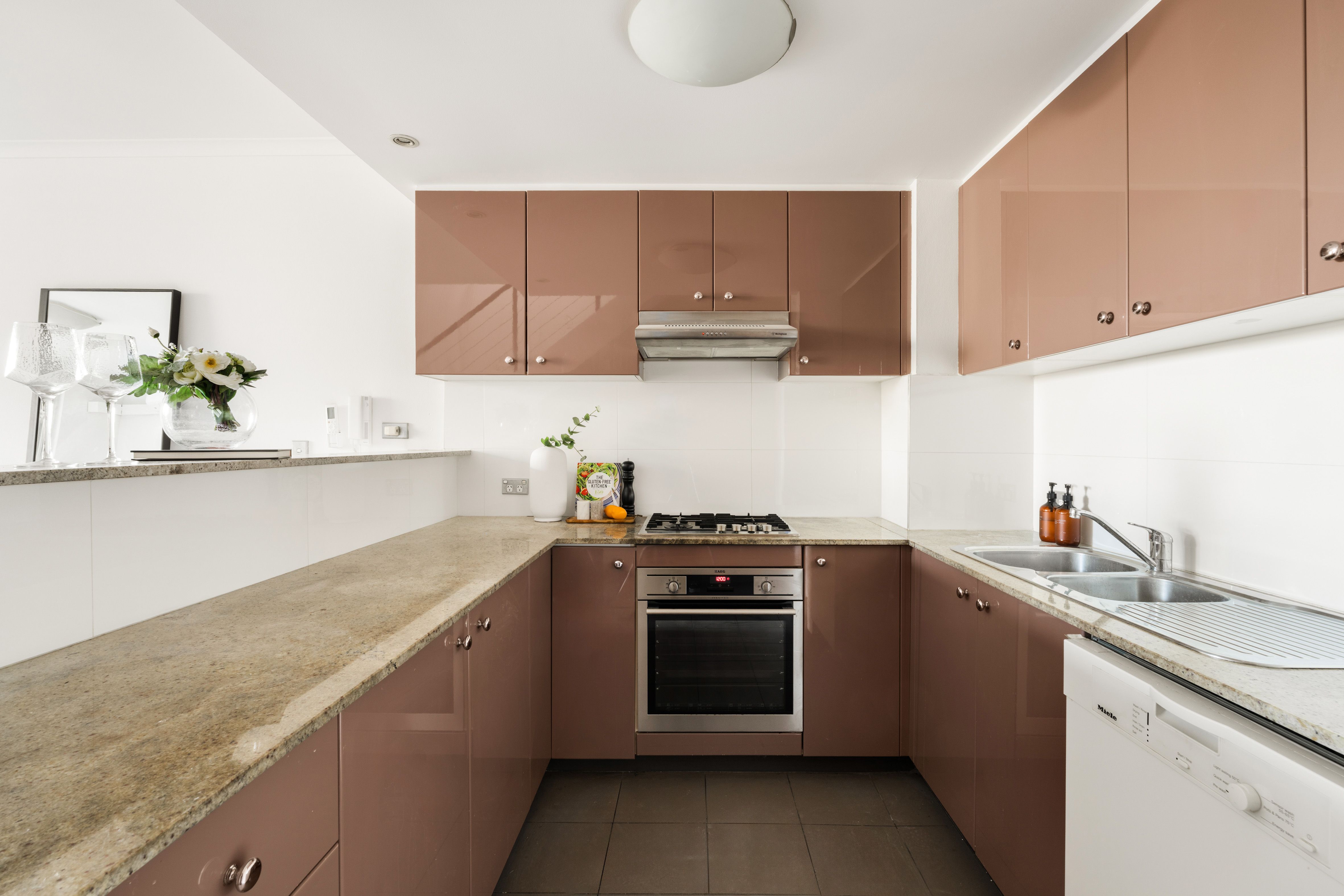21/4 Gillespie Avenue — photo 4 of 8