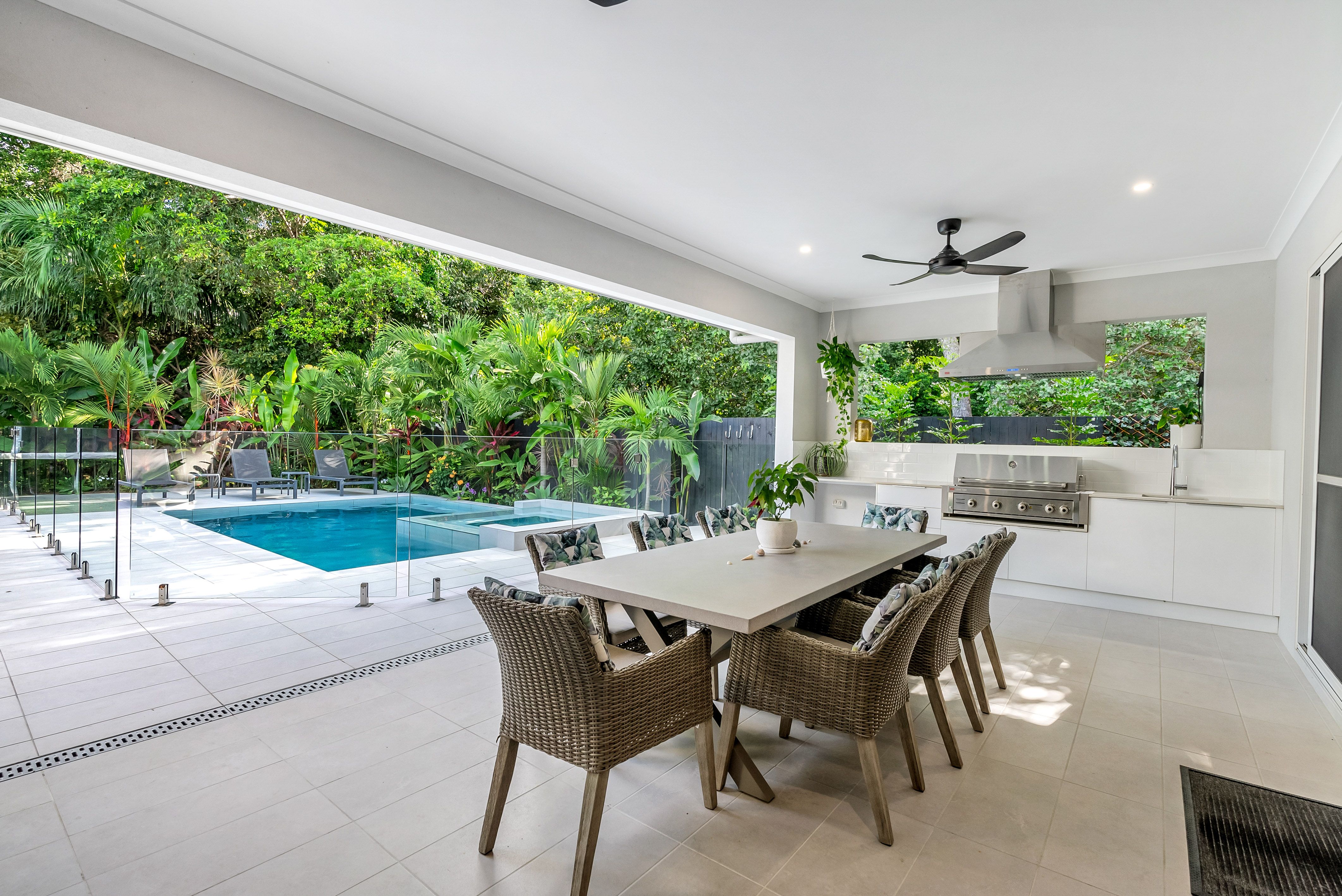4 Latania Close, Palm Cove, QLD 4879