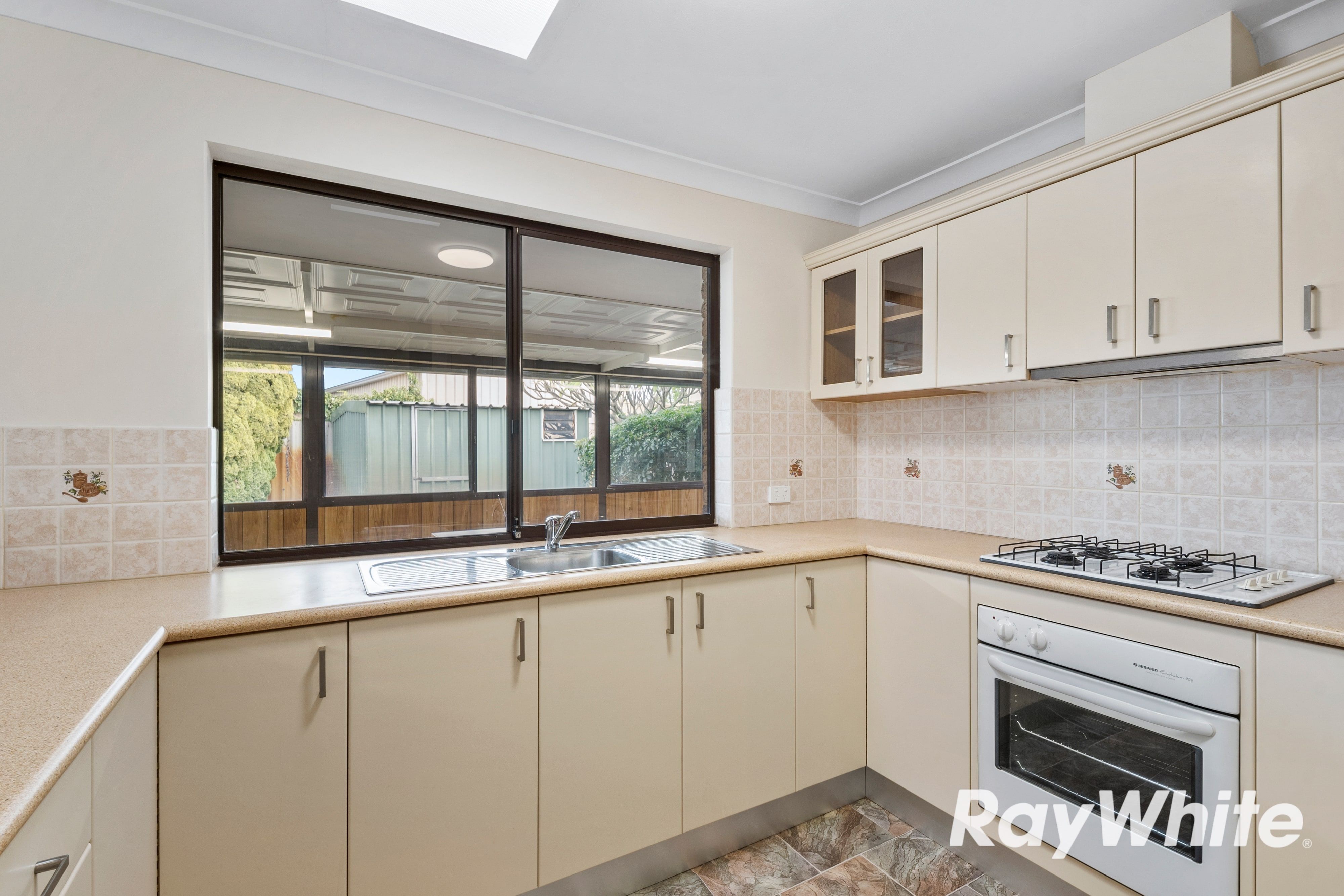 15A Blackthorne Crescent — photo 4 of 14
