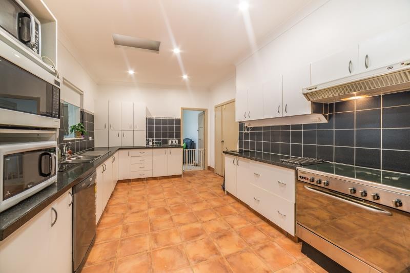 6 Canara Street, Benowa, QLD 4217