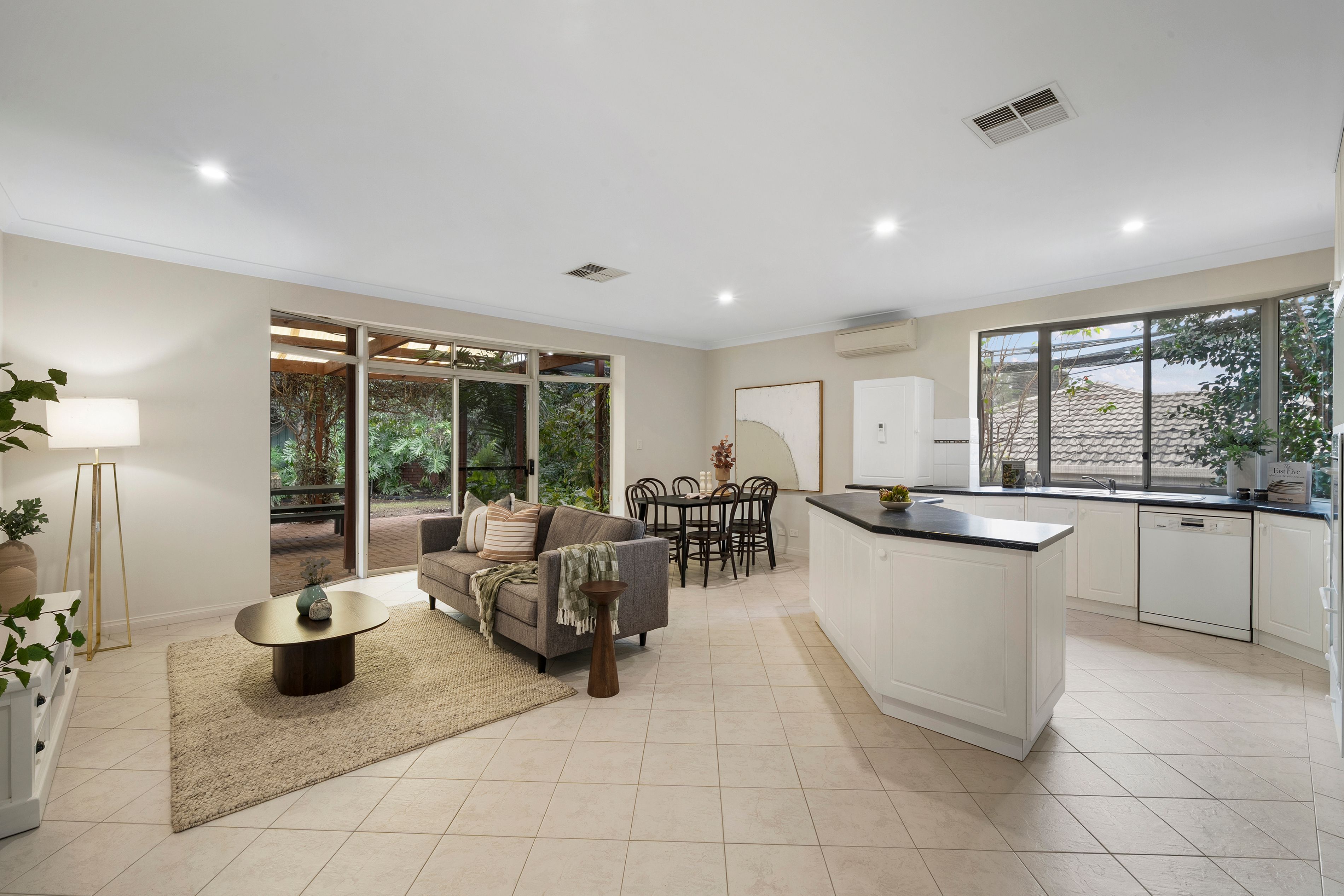8 Zenobia Crescent — photo 5 of 15