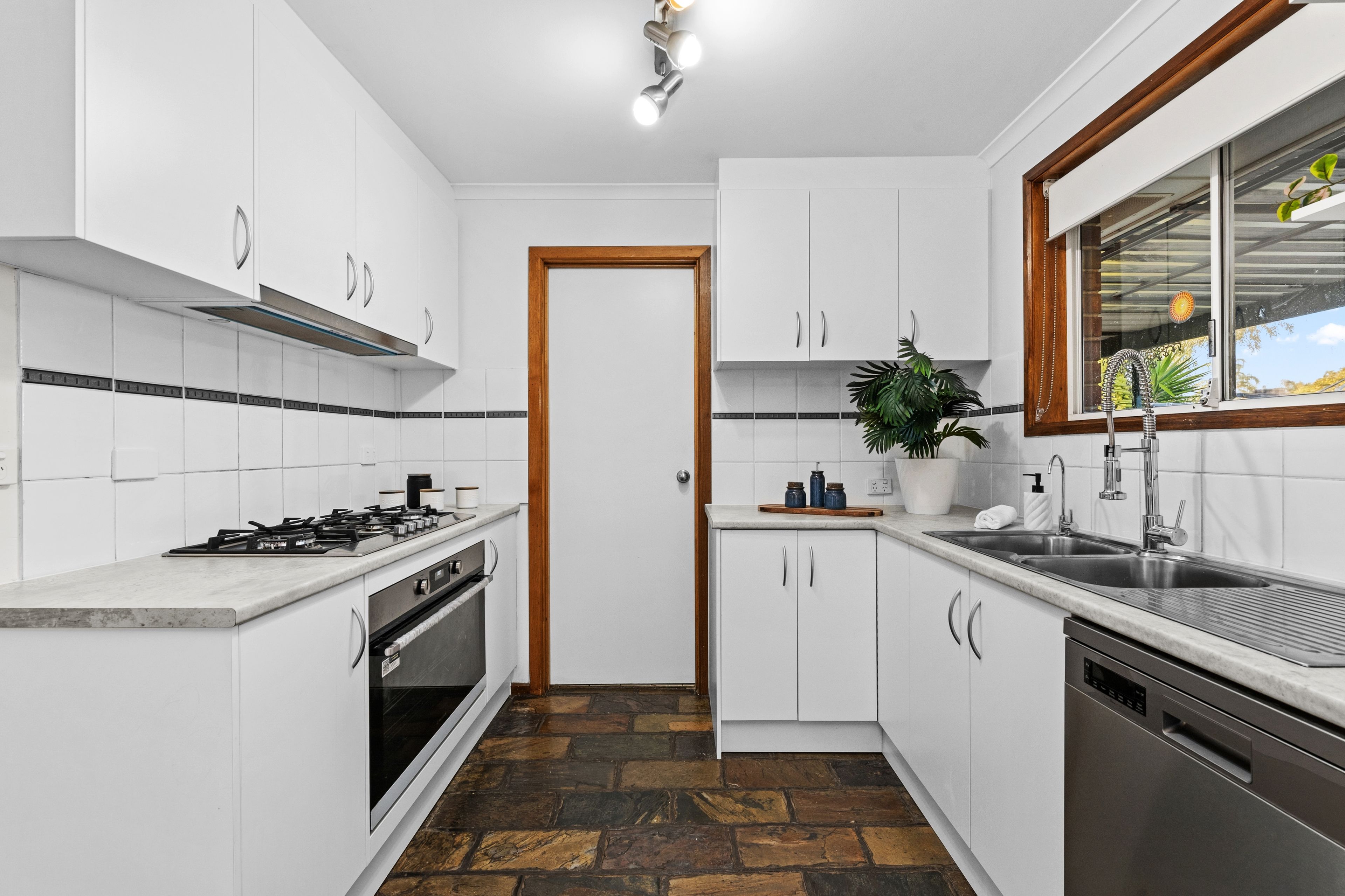 18 Lombard Avenue — photo 7 of 21