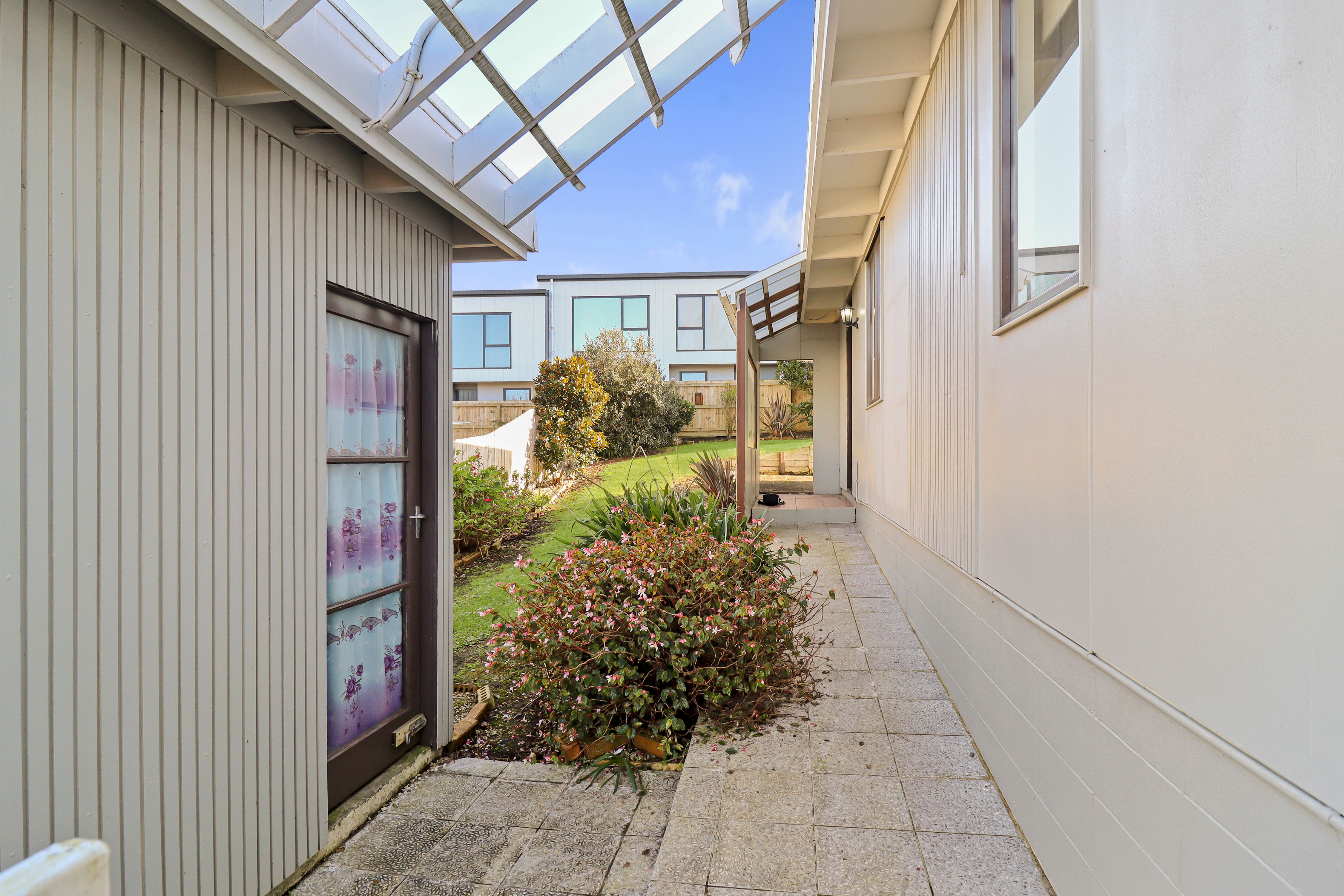2/14 Kenderdine Road, Papatoetoe, Manukau City