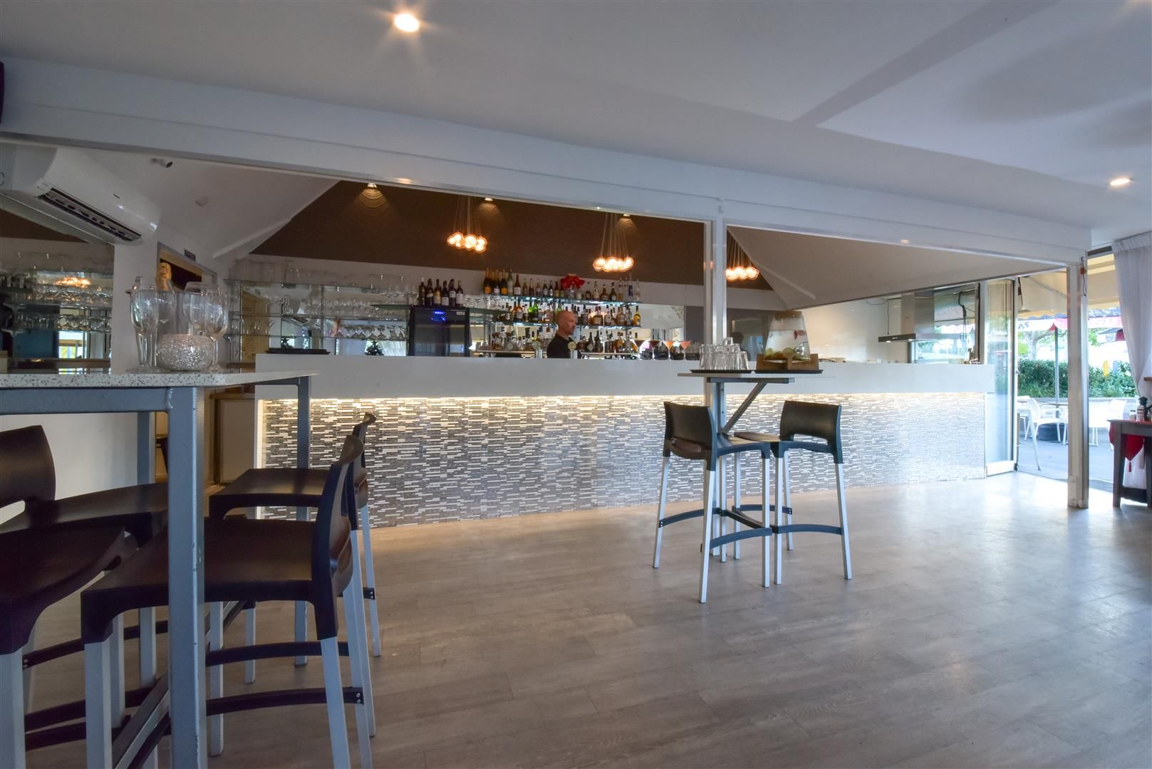 Breeze Bar The Esplanade, Airlie Beach, QLD 4802