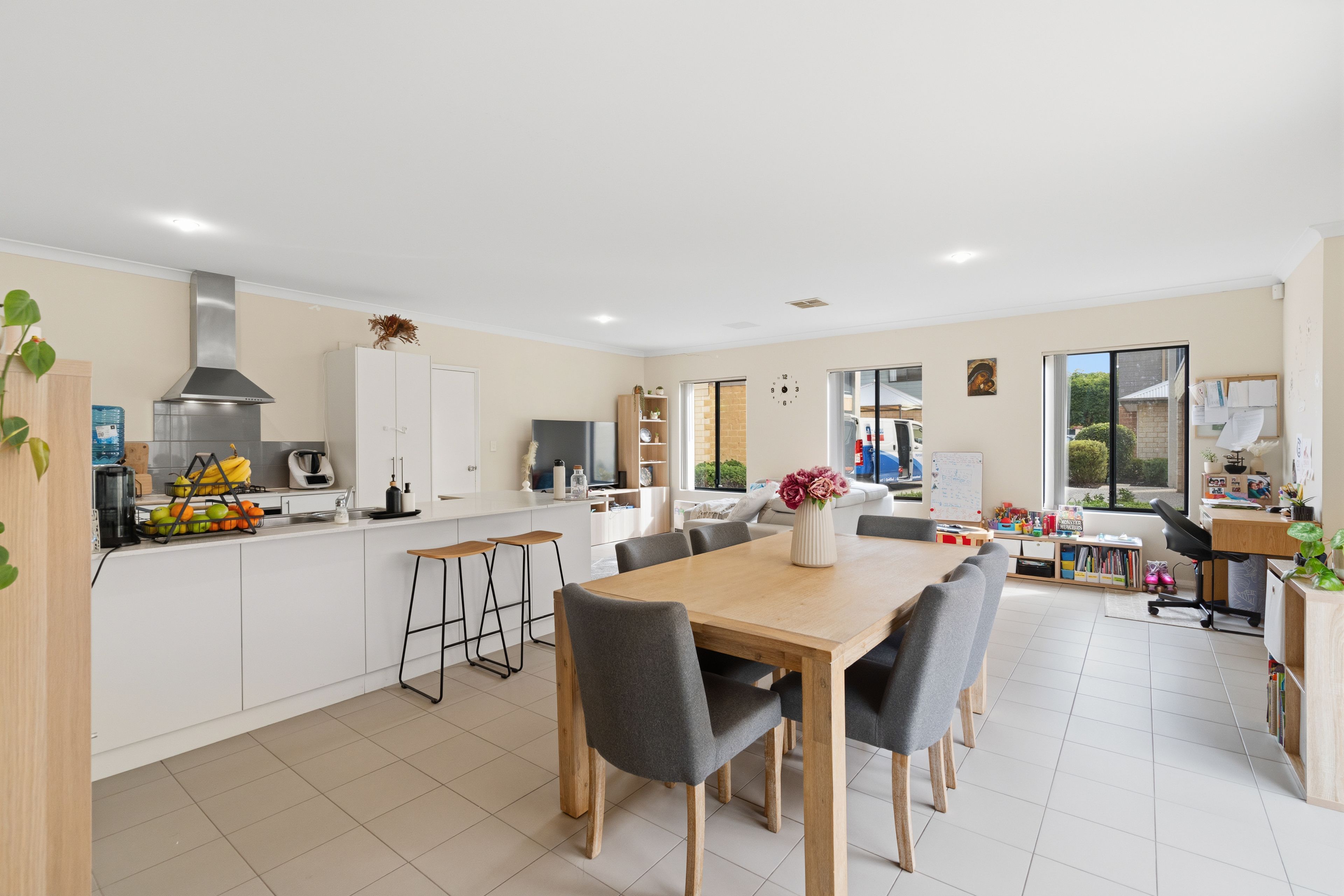 Effortless Modern Living in a Connected Lifestyle Hub — photo 14 of 28