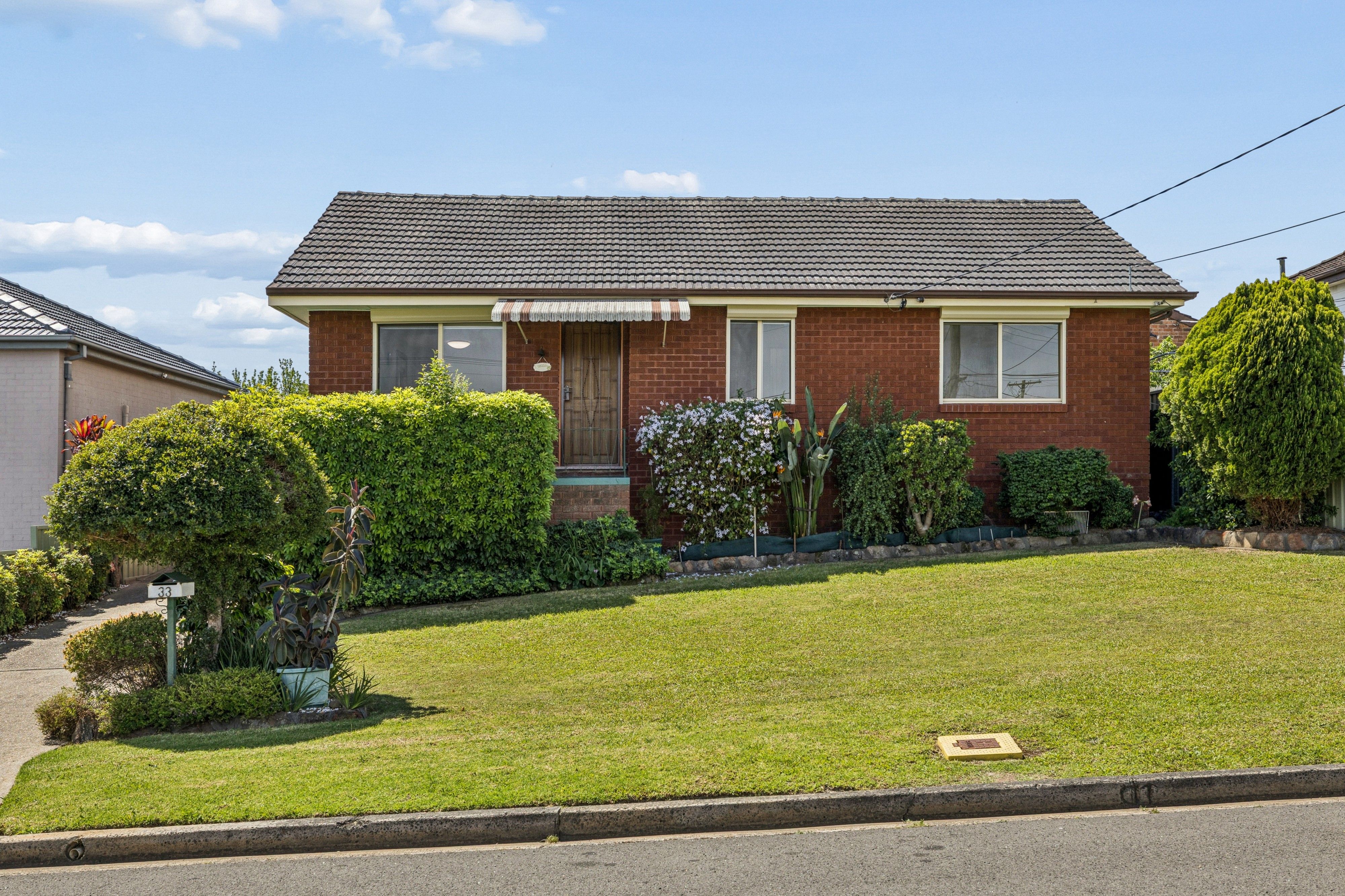 33 Gardiner Crescent — photo 3 of 11
