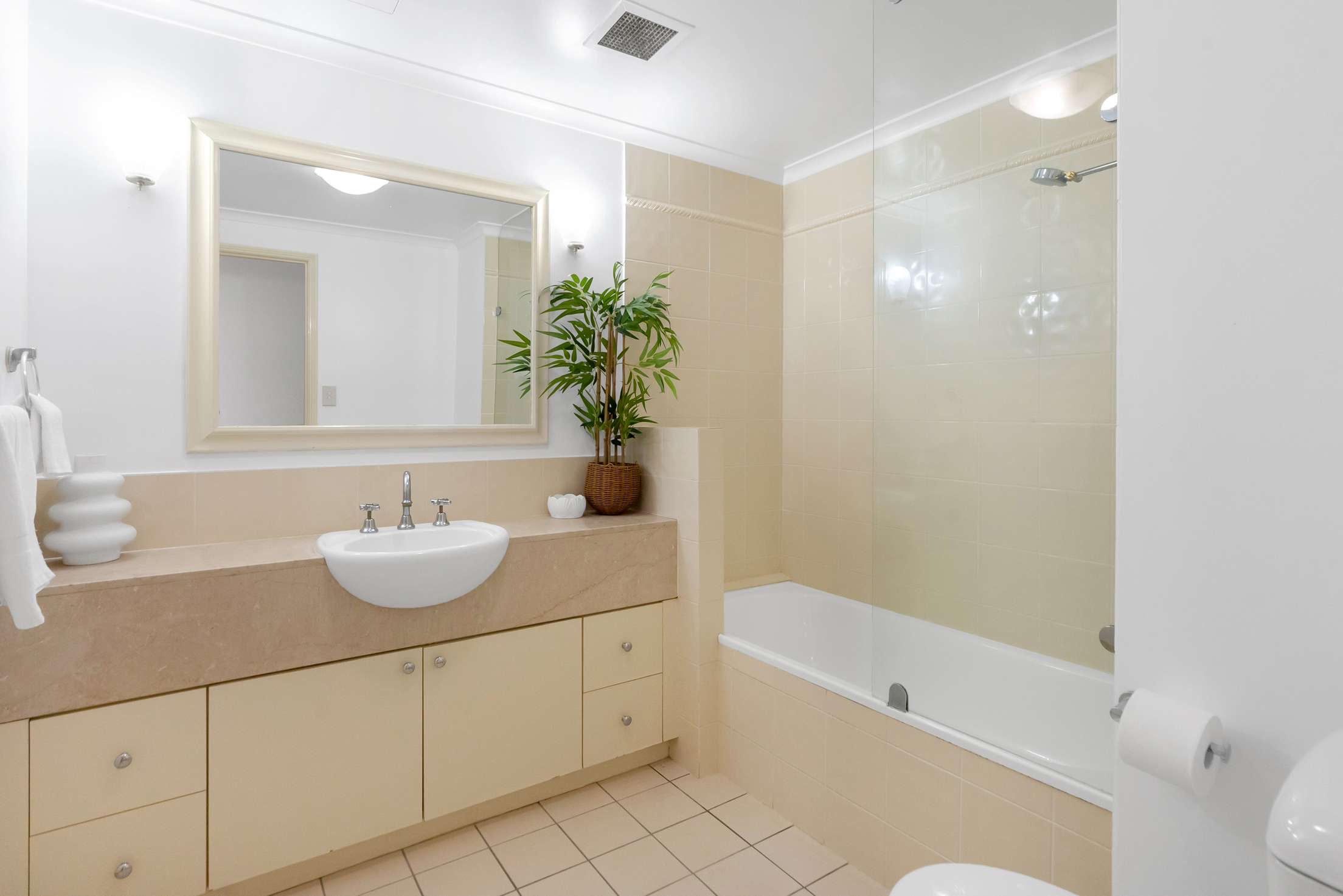 303/2-10 Greenslopes Street — photo 12 of 23