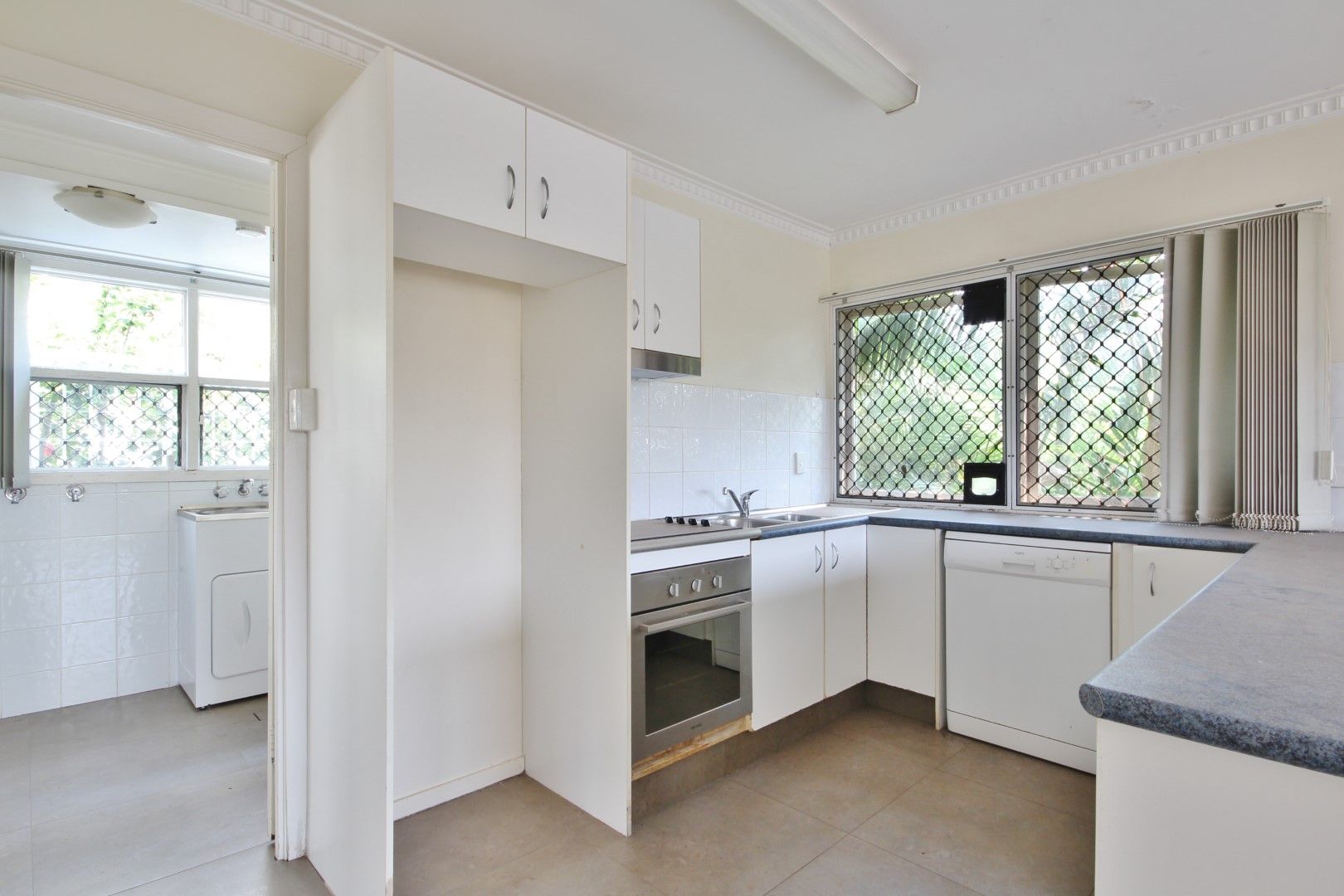 2/845 Logan Road, Holland Park West, QLD 4121
