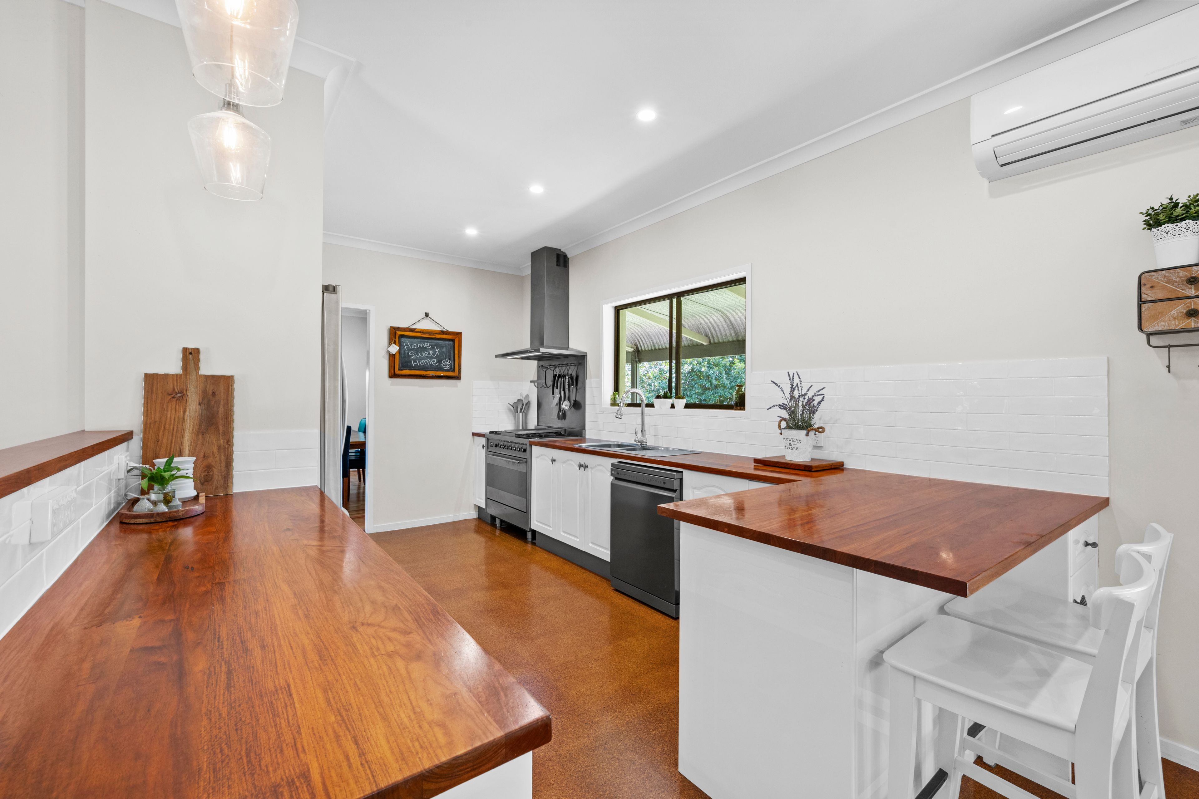 27 Westbourne Drive — photo 4 of 30