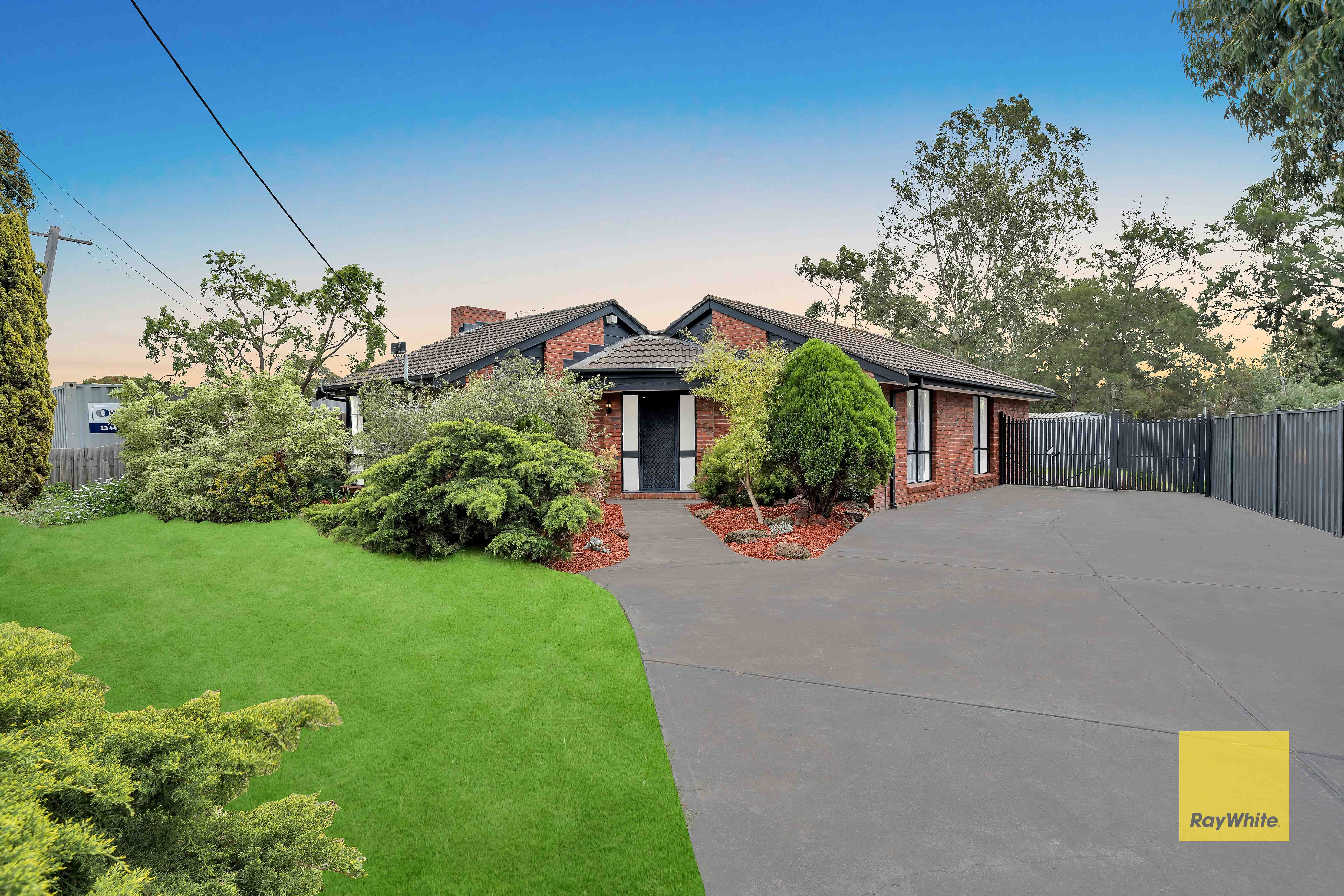 8 Callander Crescent — photo 3 of 24