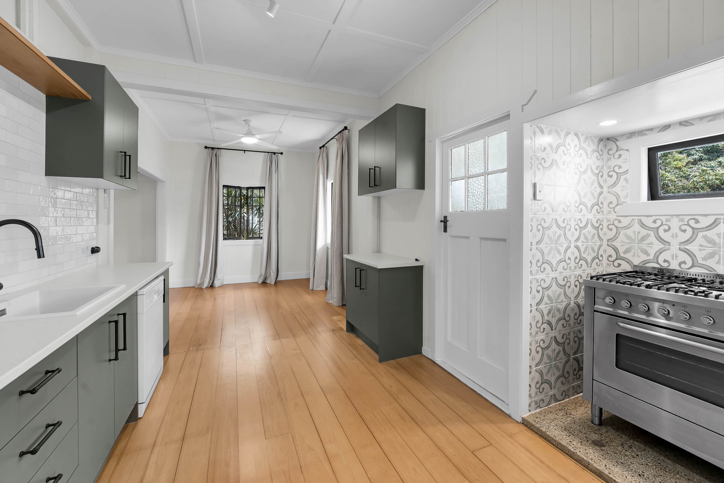 10 Arnold Street, Holland Park, QLD 4121