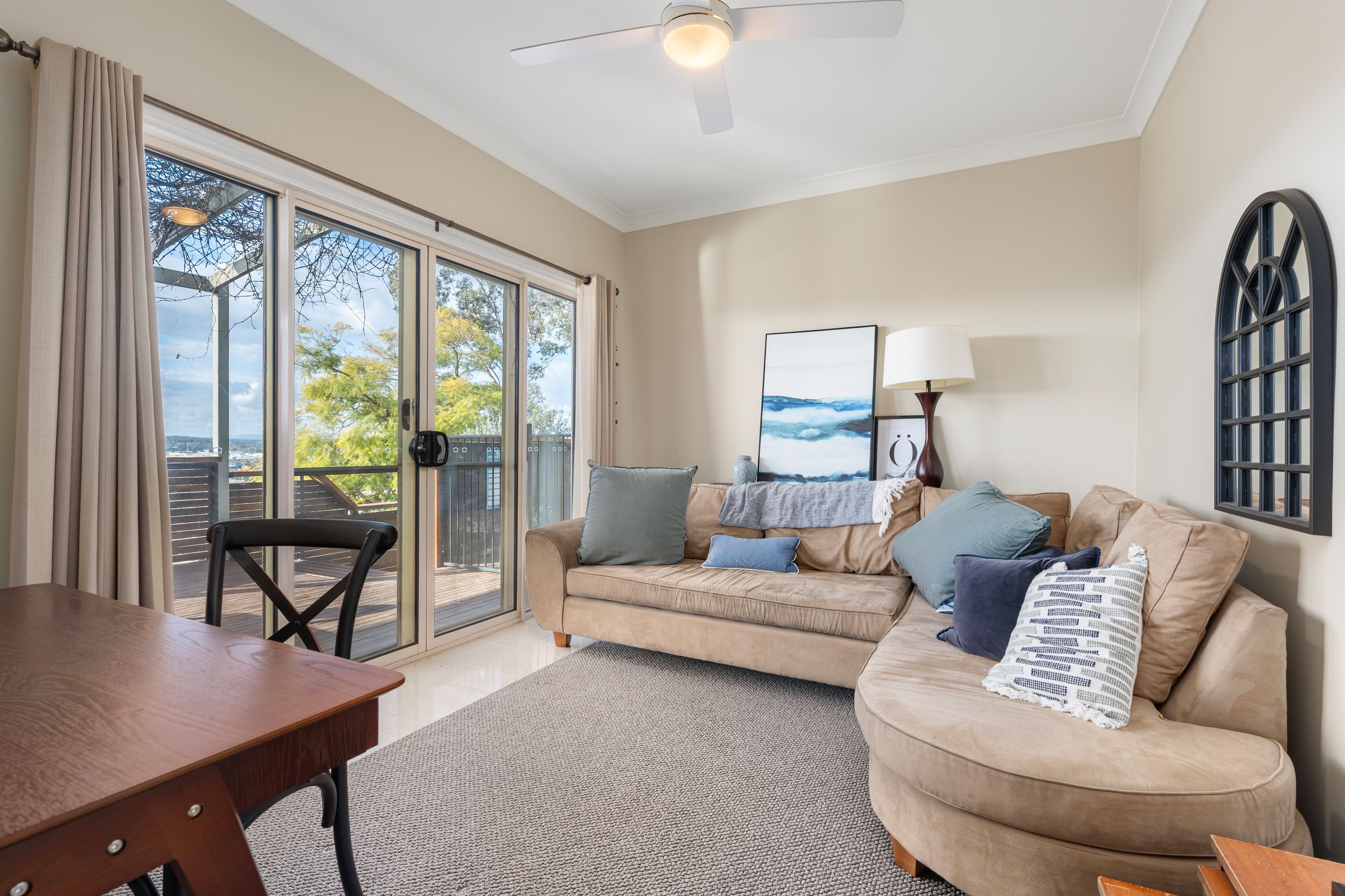 586 Whinray Crescent — photo 19 of 25