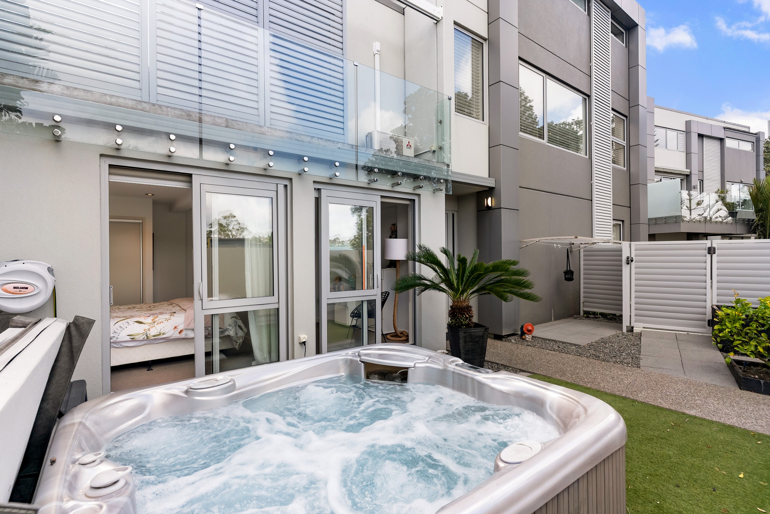 441H Beach Road, Mairangi Bay, North Shore City