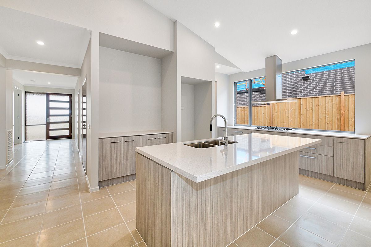27 Rosanove Street, Clyde North, VIC 3978