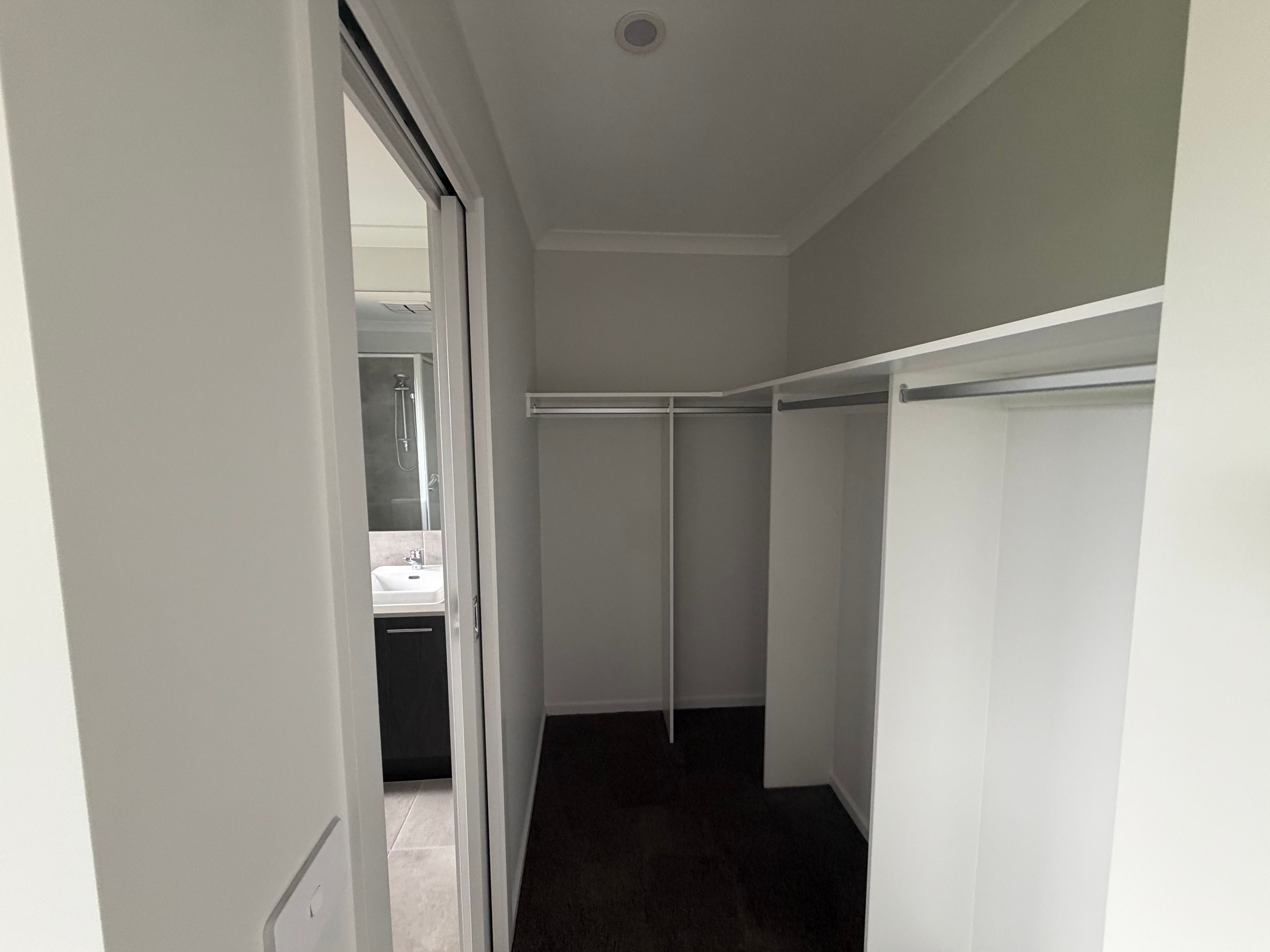 37 Kingparrot Circuit — photo 11 of 12