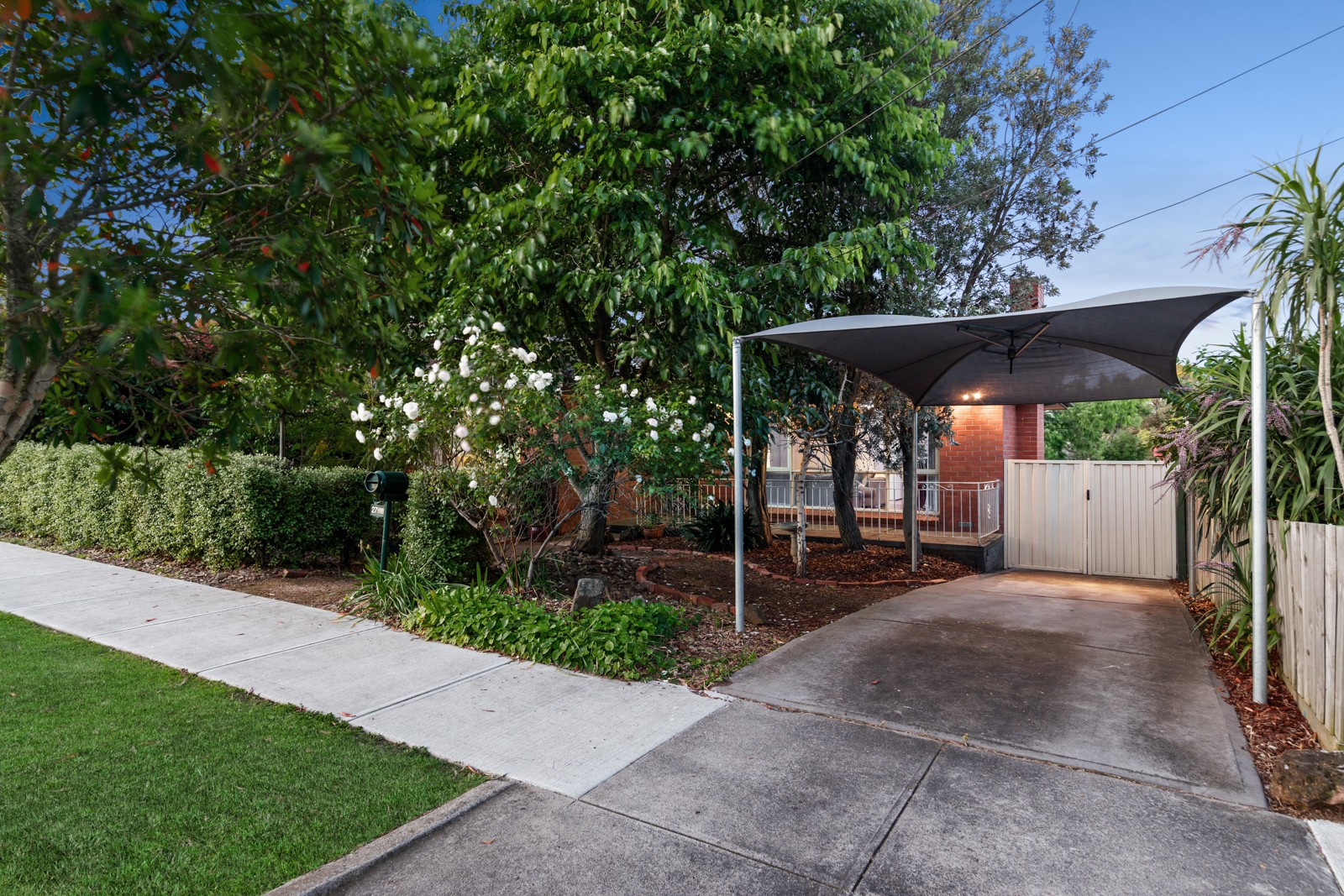 27 Lorraine Drive, Burwood East, VIC 3151