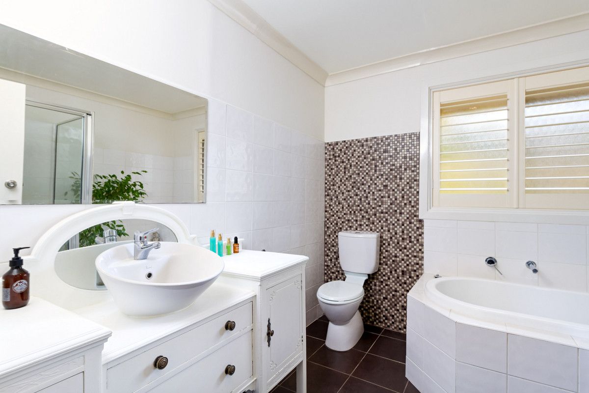 1 Rowe Street, Lake Albert, NSW 2650