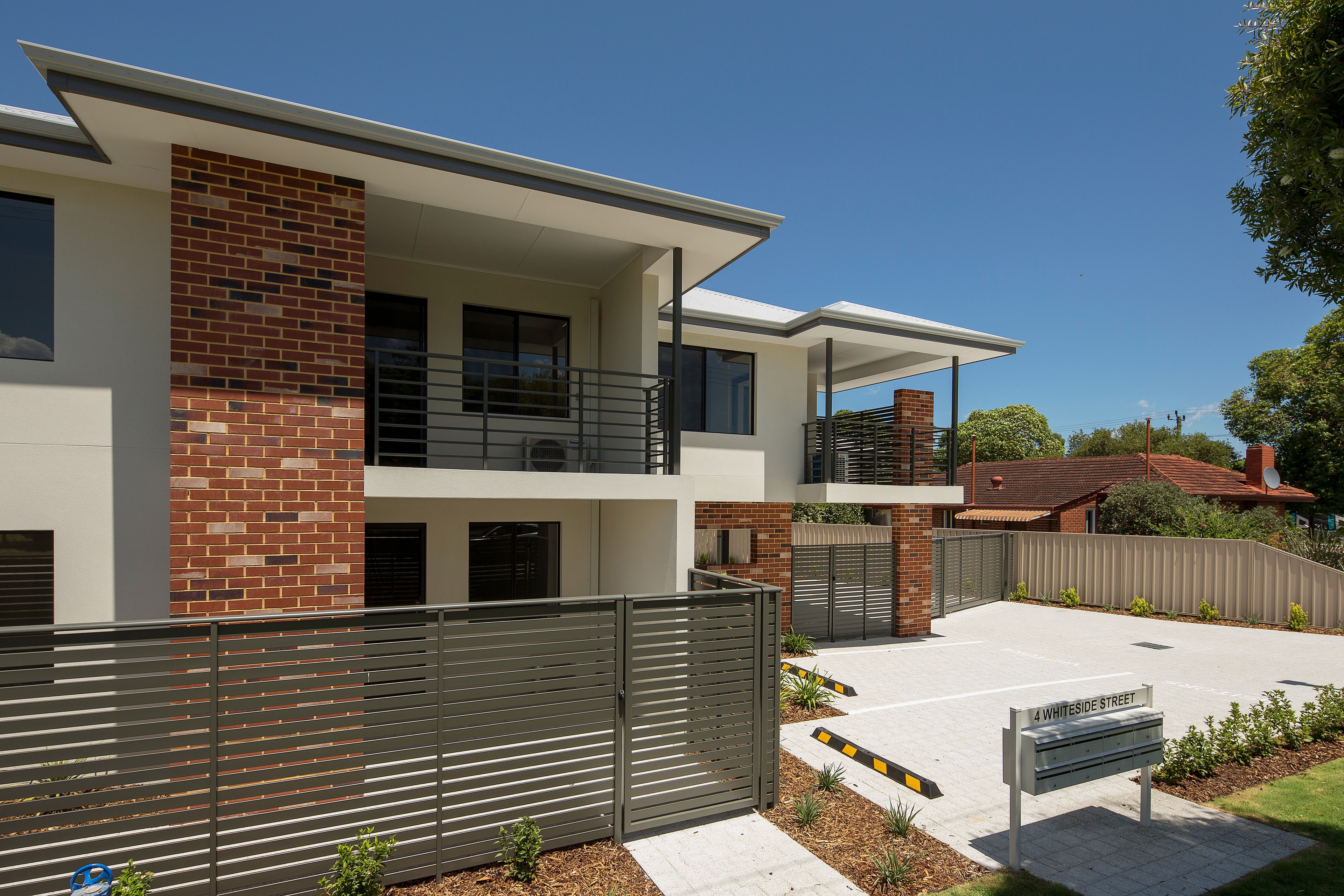 2/4 Whiteside Street, Cloverdale, WA 6105