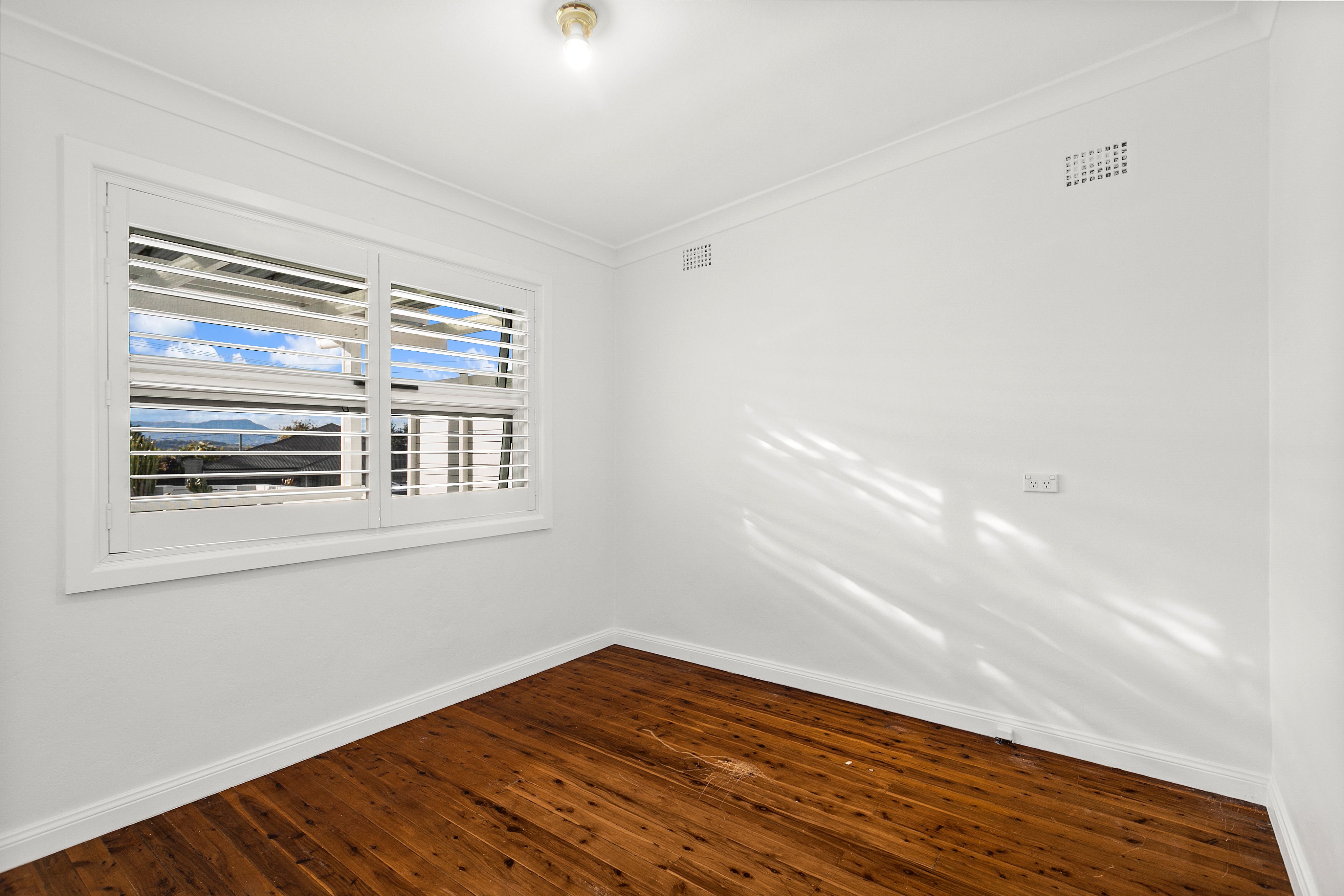 105 Deakin Street — photo 5 of 9