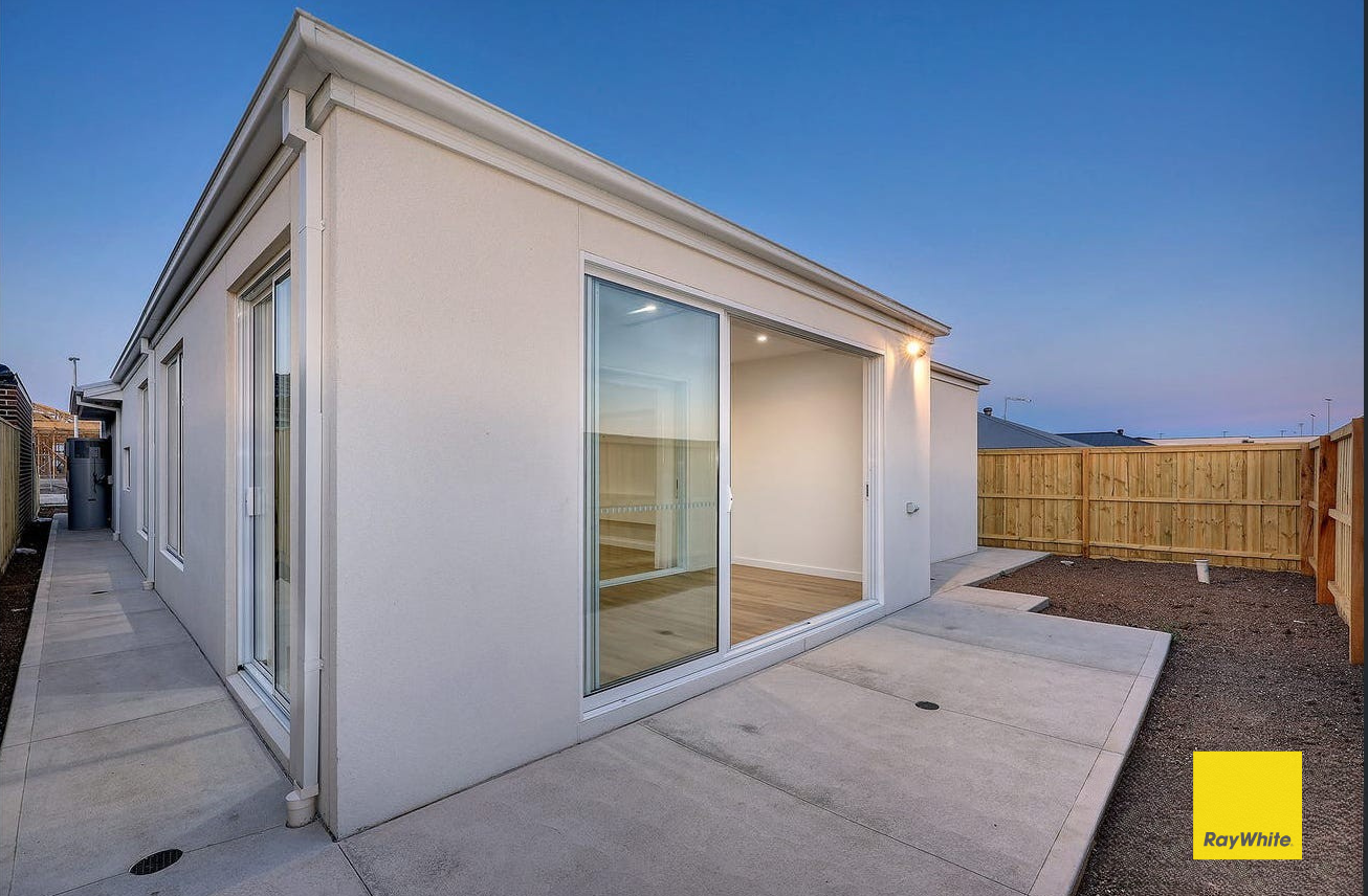 16 Pyrus Crescent — photo 12 of 16