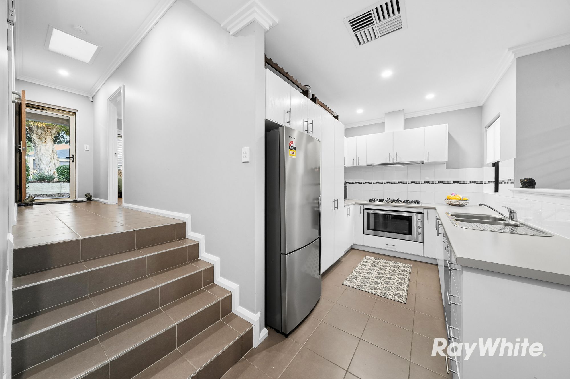 15 Finchley Crescent — photo 3 of 29