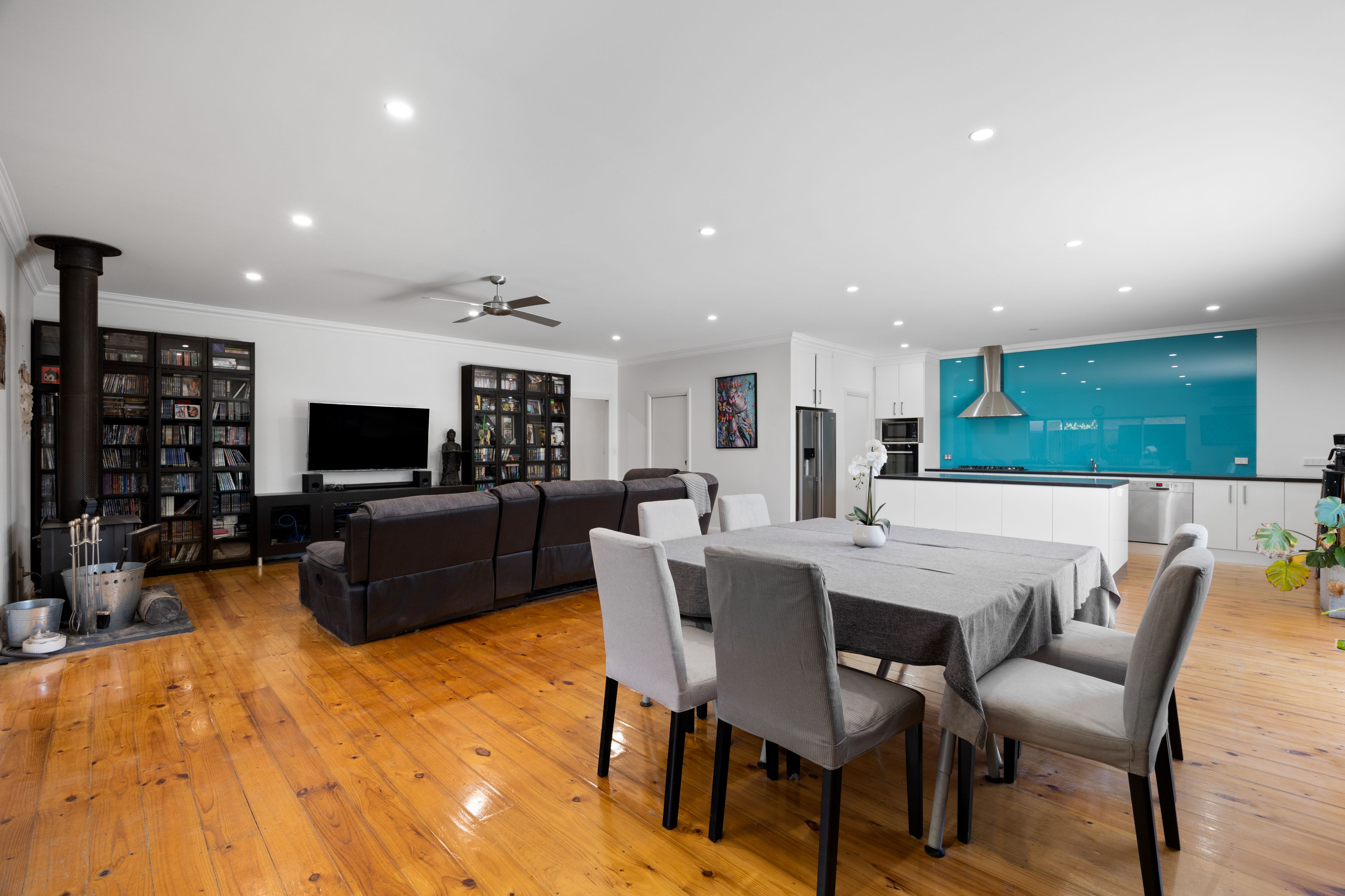 77 White Avenue — photo 3 of 13