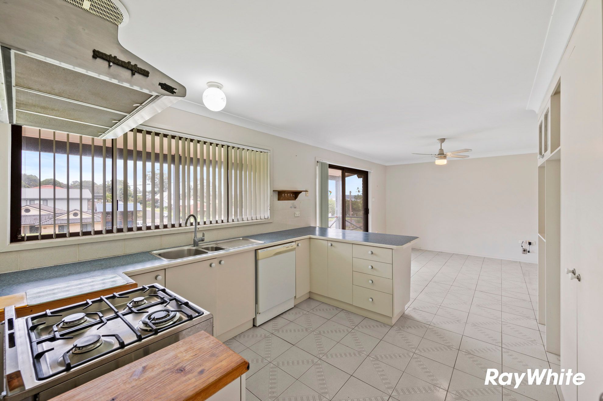 15 Anderson Avenue, Tuross Head, NSW 2537