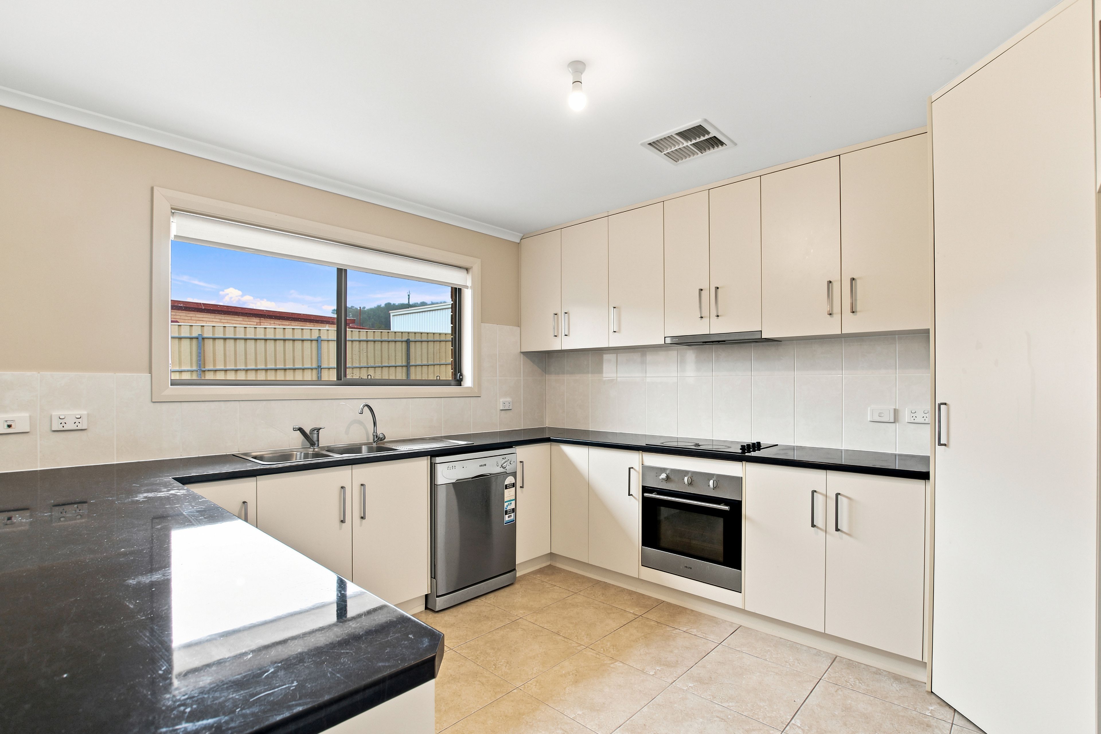 12 Edwards Crescent — photo 6 of 19