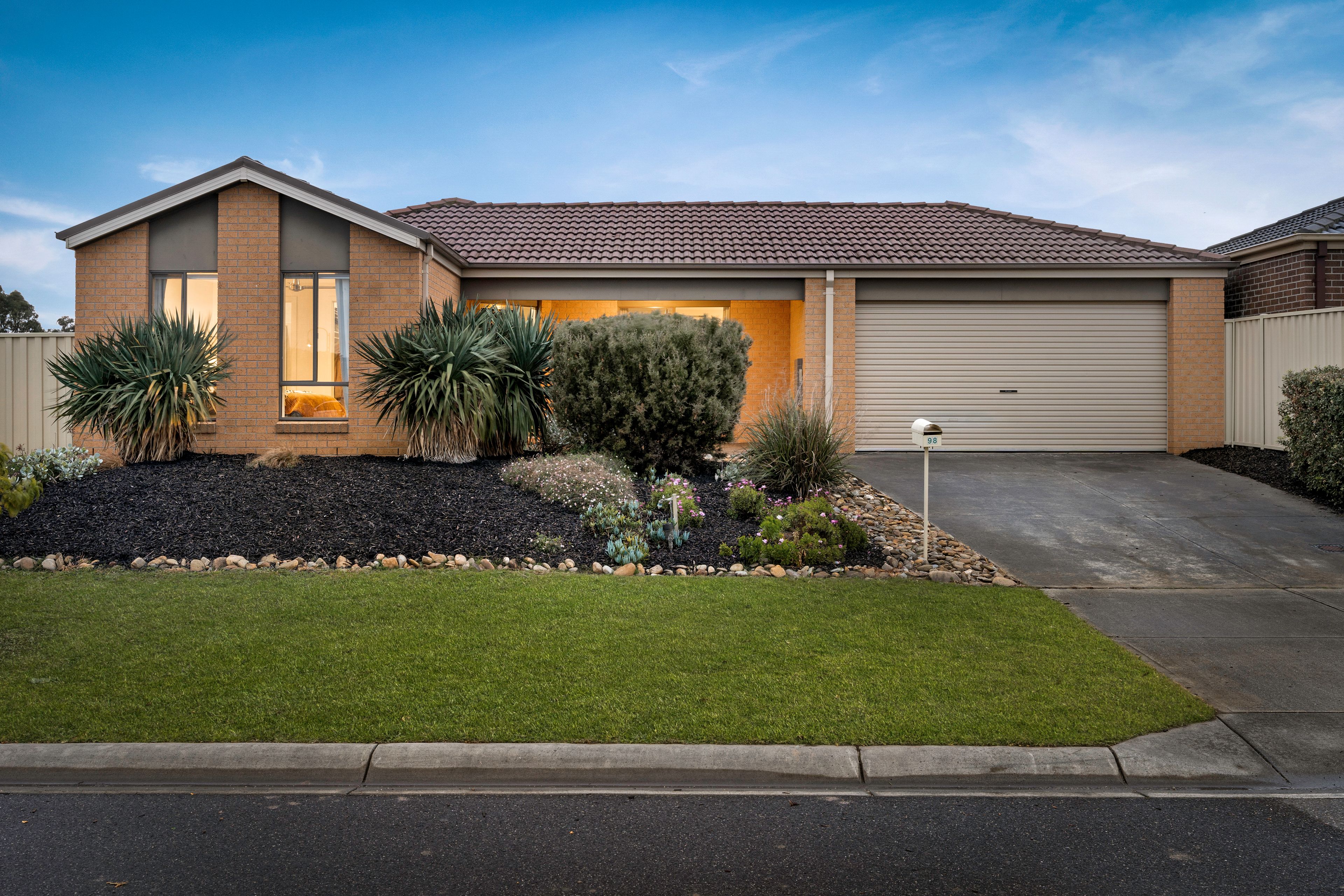 98 Blue Horizons Way, Pakenham VIC 3810