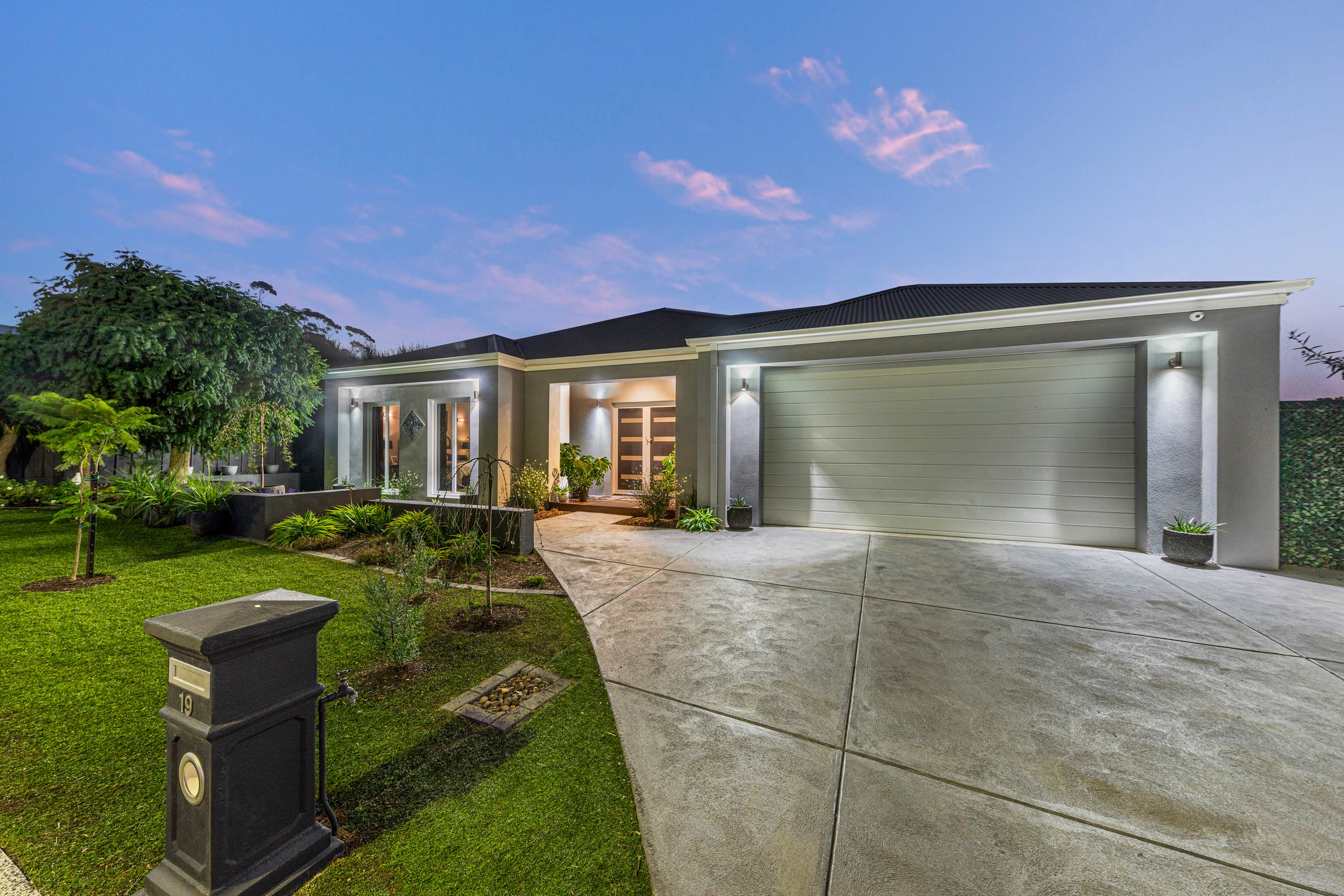19 Pioneers Crescent, Pakenham, VIC 3810