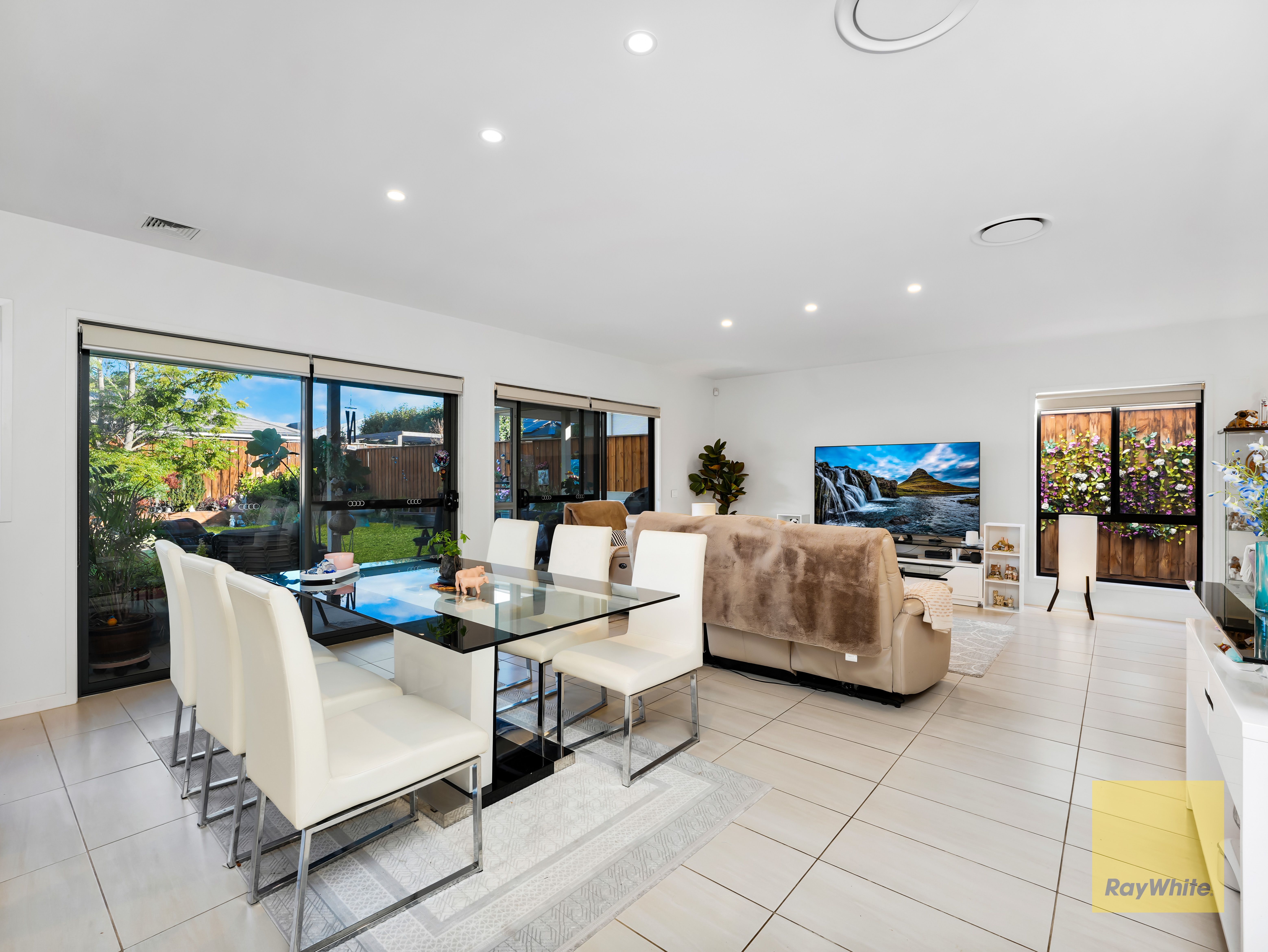 18 Gledswood Hill Drive — photo 3 of 17