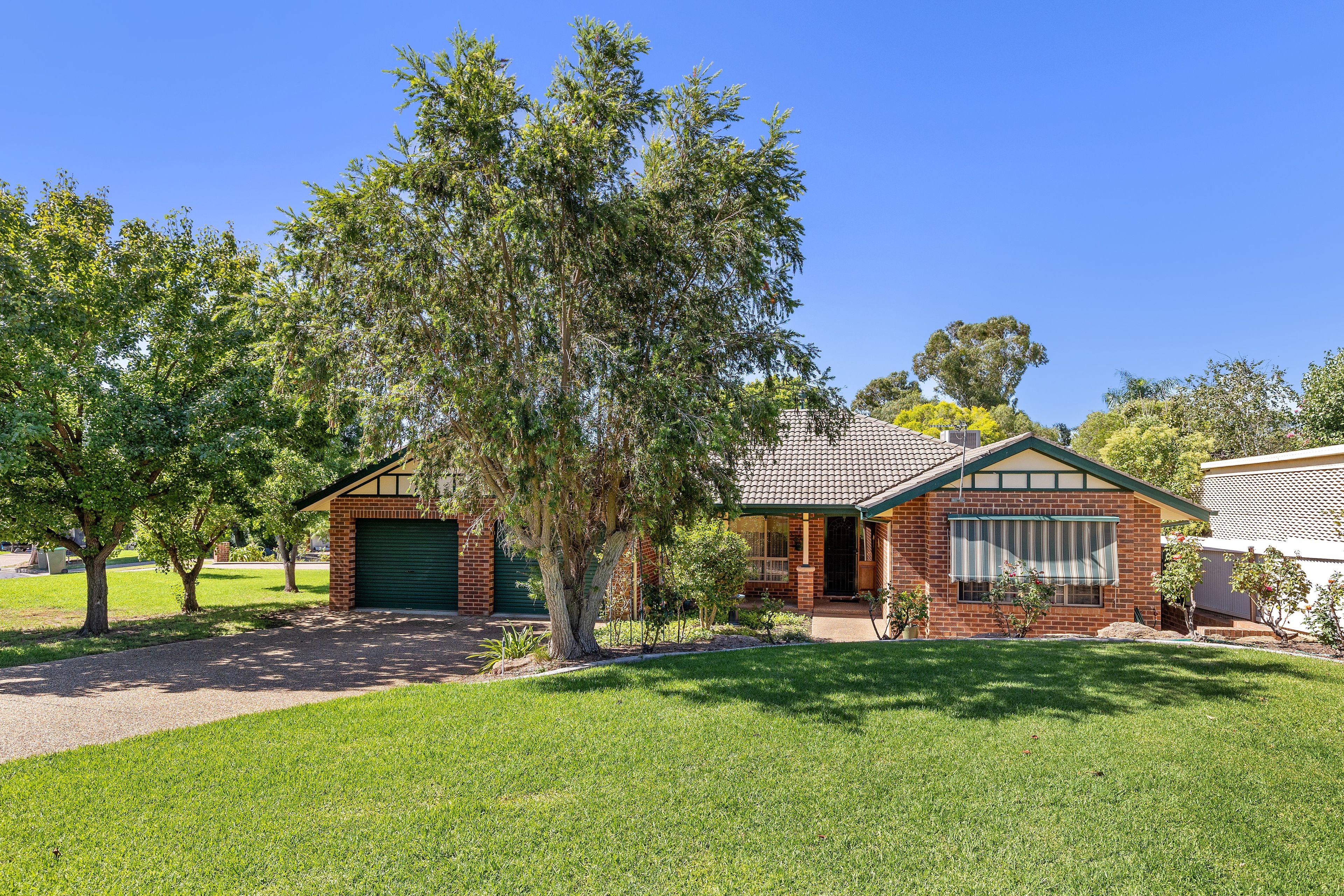 9 Honeysuckle Place, Lake Albert NSW 2650