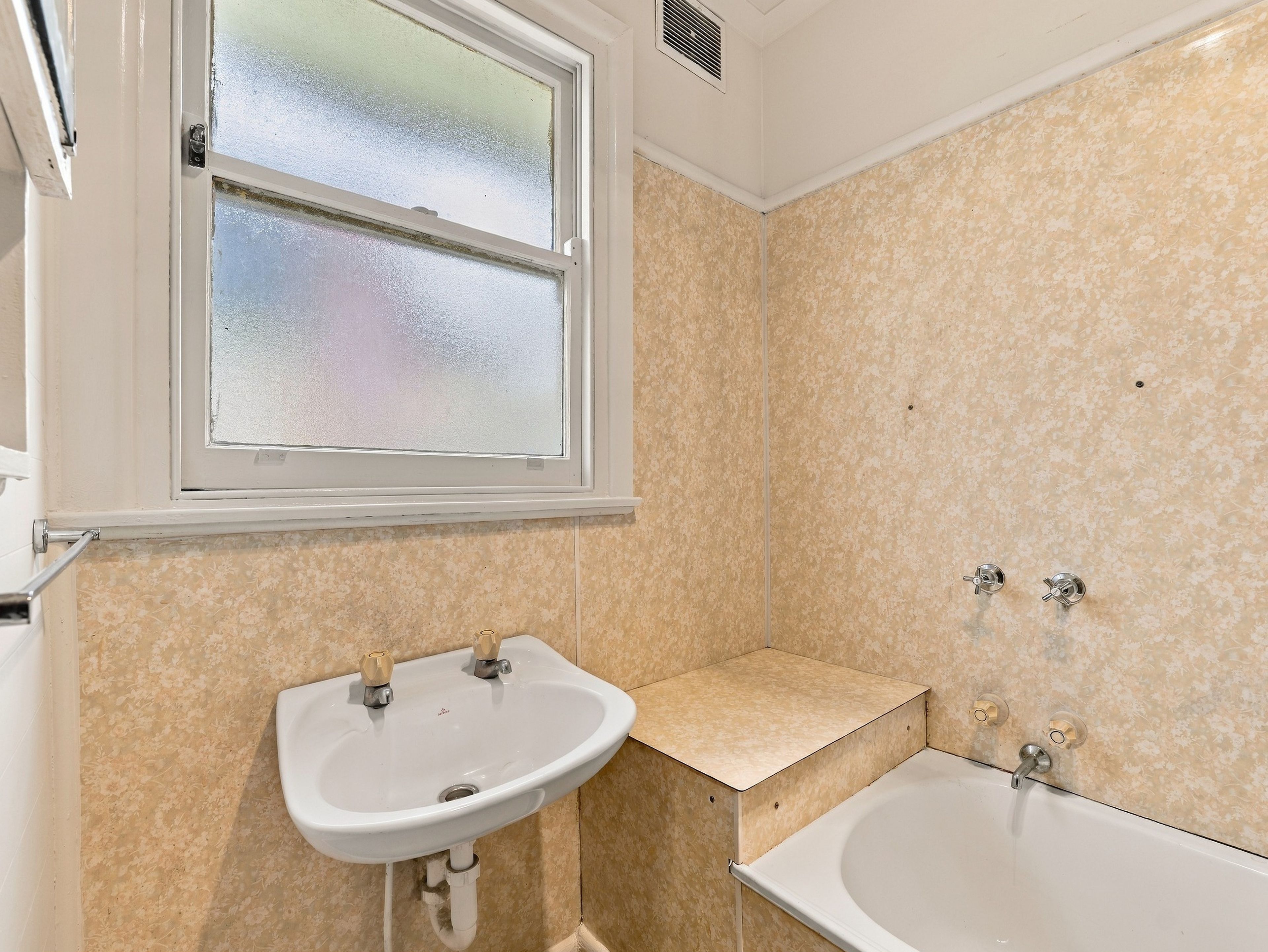 8 Robin Avenue — photo 9 of 12