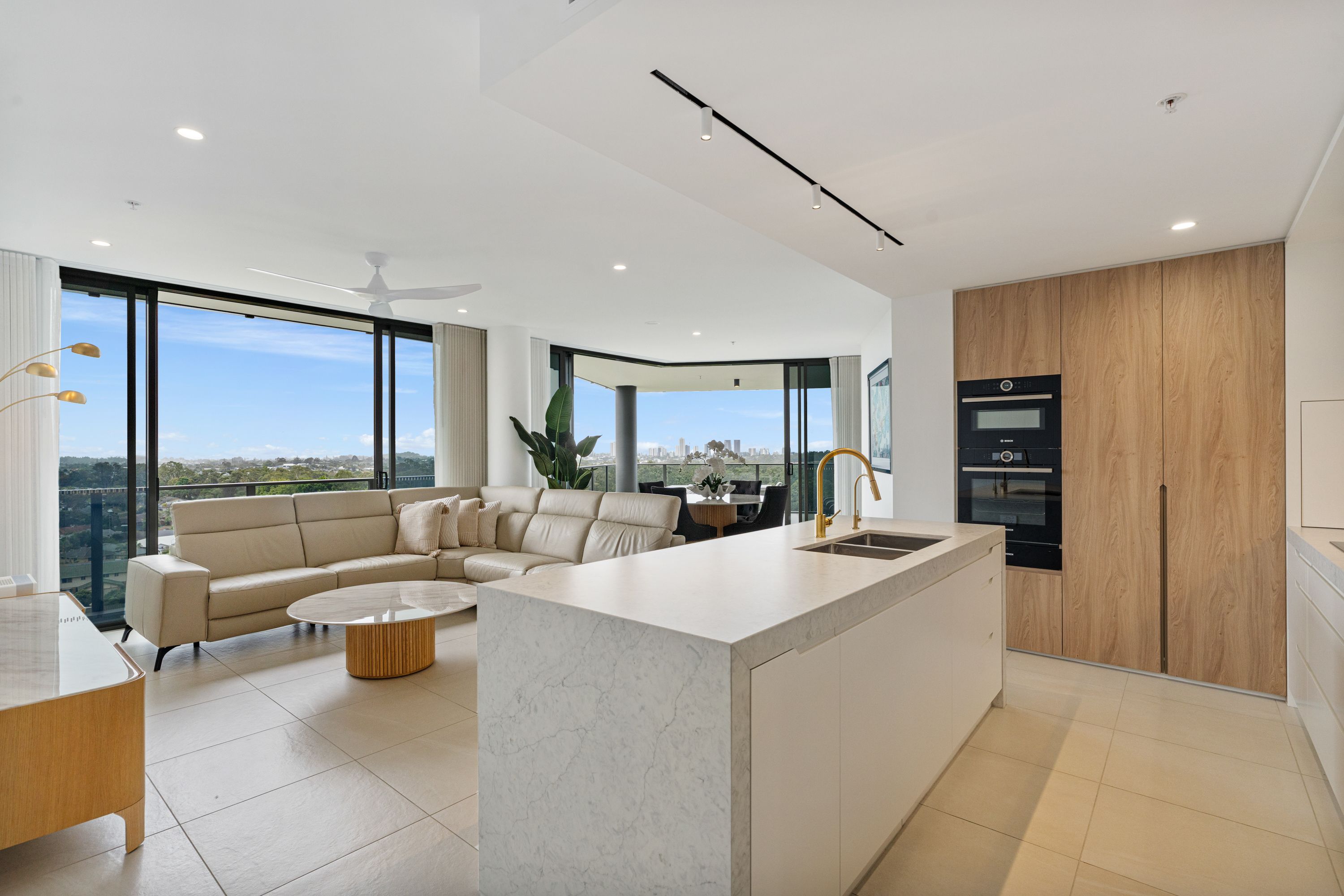 42/20 Executive Drive — photo 2 of 26