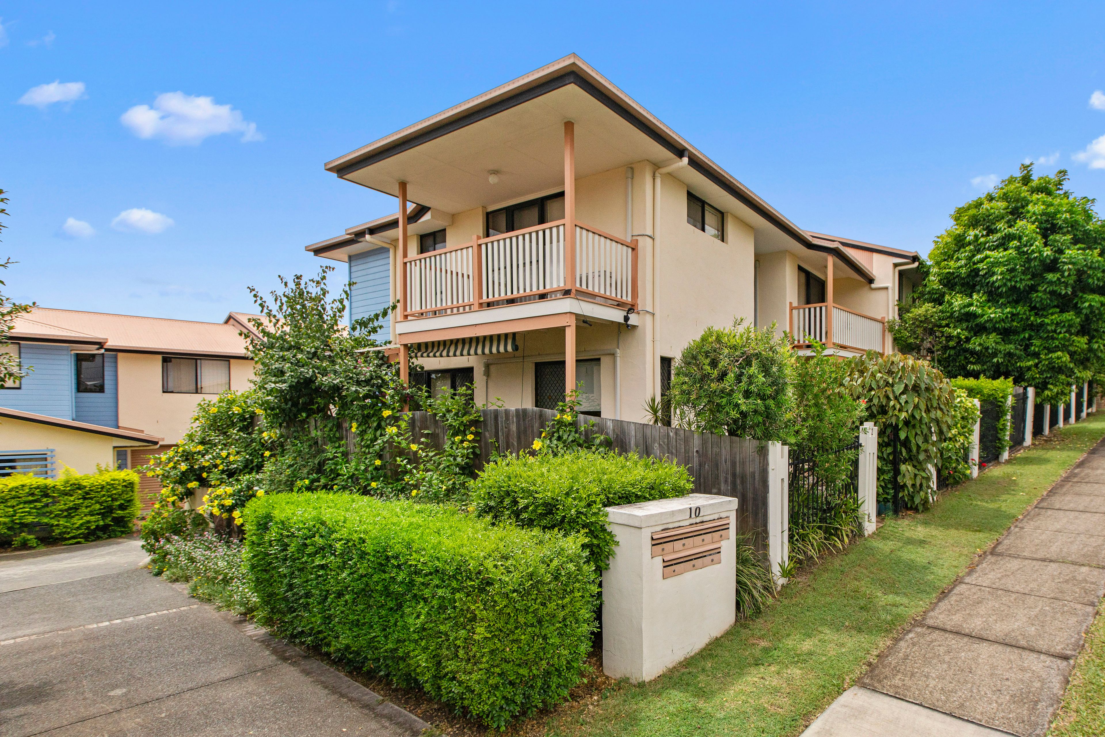 10 Rolle Street, Holland Park West QLD 4121