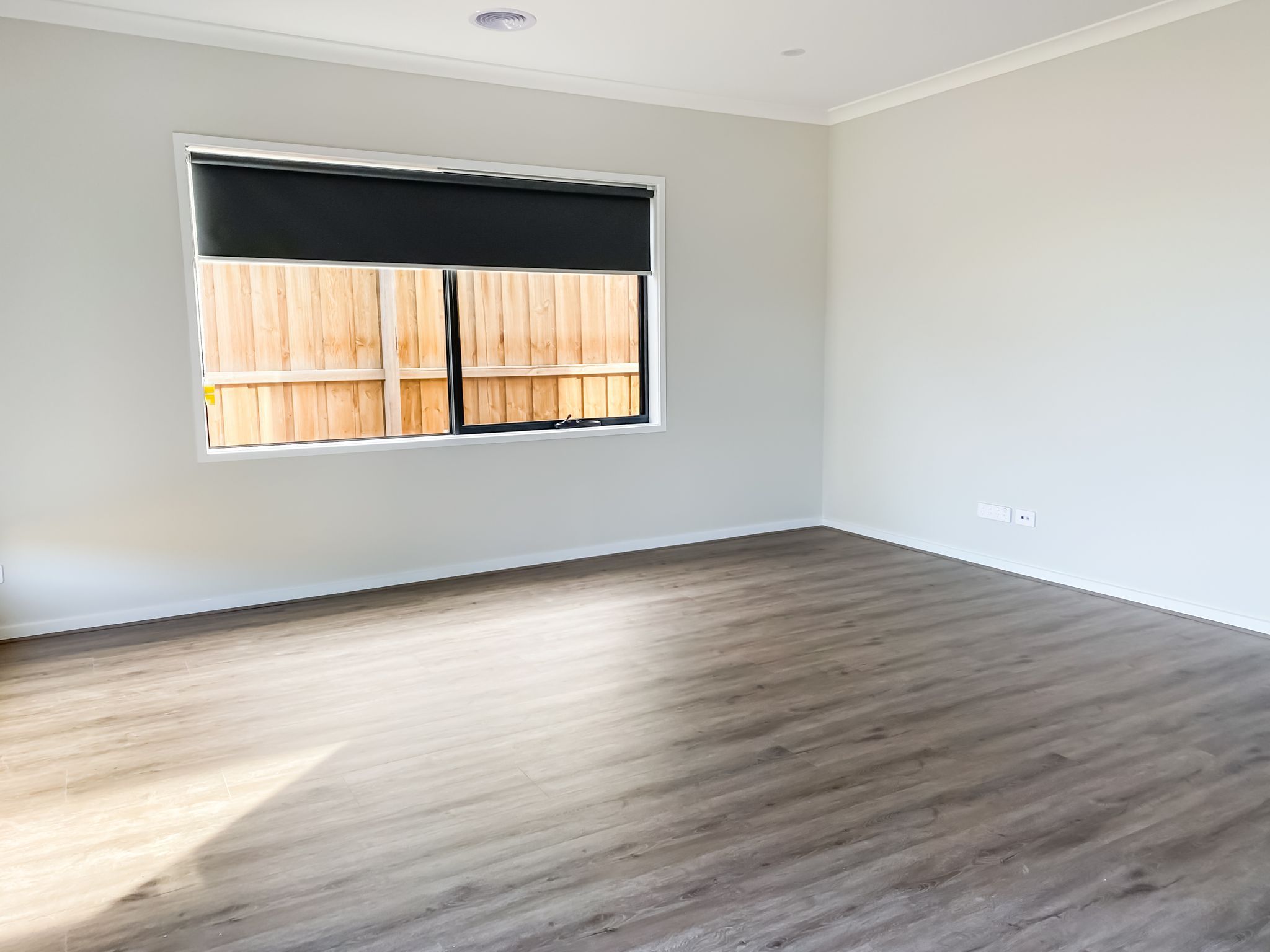 1/5 McLaren Street — photo 4 of 8